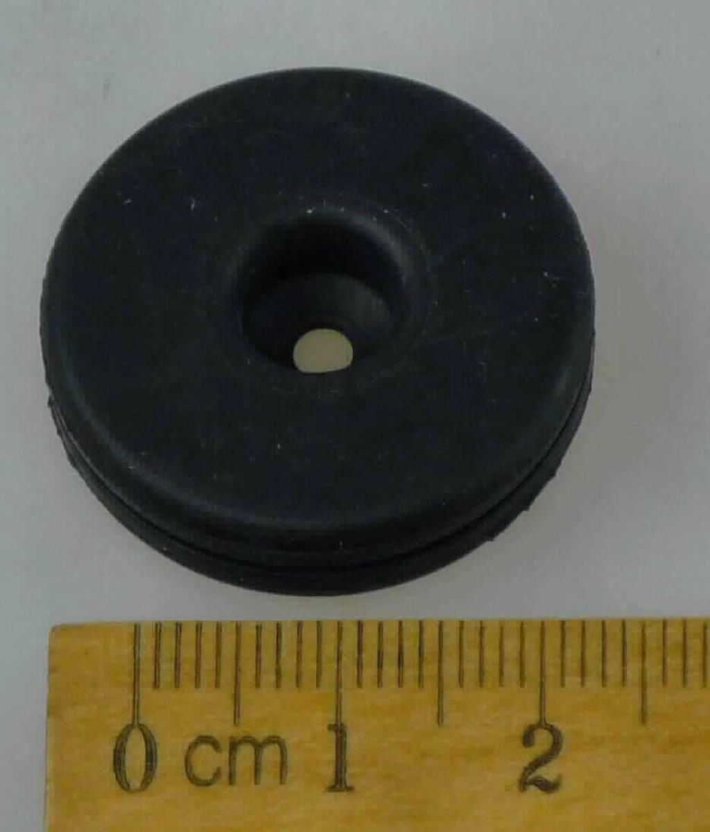 Angaben des Antragstellers:
Gummitülle aus EPDM-Kautschuk dient der Abdichtung einer Kabeldurchführung bei einem Kfz

Feststellungen an einem Warenmuster (aus vZTA DE 19903/12-1):
Schwarzes, scheibenförmiges, durchbohrtes Formteil mit einem Außendurchmesser von ca. 2,8 cm. Das Formteil besteht aus einem elastischen Material und stellt sich nach der Aufmachung als Tülle mit Dichtfunktion dar.

Befund:
Es liegt eine Dichtung aus Weichkautschuk der Unterposition (KN) 4016 9300 vor.