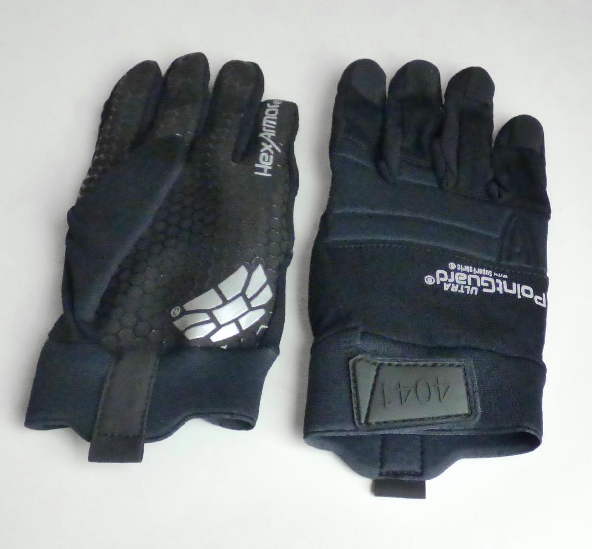 Fingerhandschuhe, sog. Arbeitshandschuhe HEXARMOR POINTGUARD® ULTRA 4041,
Materialnr. 6000405-11, Foto siehe Anlage,
- laut Antrag:
-- als Paar mit einem bedruckten Papiereinleger in einem Polybeutel verpackt,
-- als Fünffingerhandschuhe gearbeitet,
-- mit einer Handinnenseite, Fingerzwischenräumen und den Außenseiten der Fingerspitzen aus mit
   Bindemittel verfestigten und teilweise musterbildend mit Kunststoff bedruckten Vliesstoffen aus synthe-
   tischen Chemiefasern,
-- mit einer Handaußenseite ohne die Fingerspitzen teilweise aus Gewirken aus Spinnstoffen des
   Kapitels 60 und teilweise aus einem dreilagigen Flächenerzeugnis der Position 5906, mit einer Außen-
   und einer Innenlage aus Gewirken aus Spinnstoffen und einer Zwischenlage aus Zellkautschuk
   (Neopren; Quadratmetergewicht unter 1.500 Gramm),
-- im Bereich der Handinnenseite gefüttert und mit Schnitt- und Stichschutzeinlagen ausgestattet,
-- auf dem Handrücken mit einem Aufdruck versehen,
-- mit einer angesetzten, elastischen Stulpe, mit einer ca. 4 cm hochreichenden Öffnung mit Klettver-
   schlussriegel,
-- dienen als Arbeitshandschuhe,
- im Hinblick auf den Umfang und die Verwendung als Arbeitshandschuhe verleihen die Vliesstoffe der
  Ware ihren wesentlichen Charakter.

"Fingerhandschuhe aus Vliesstoffen"