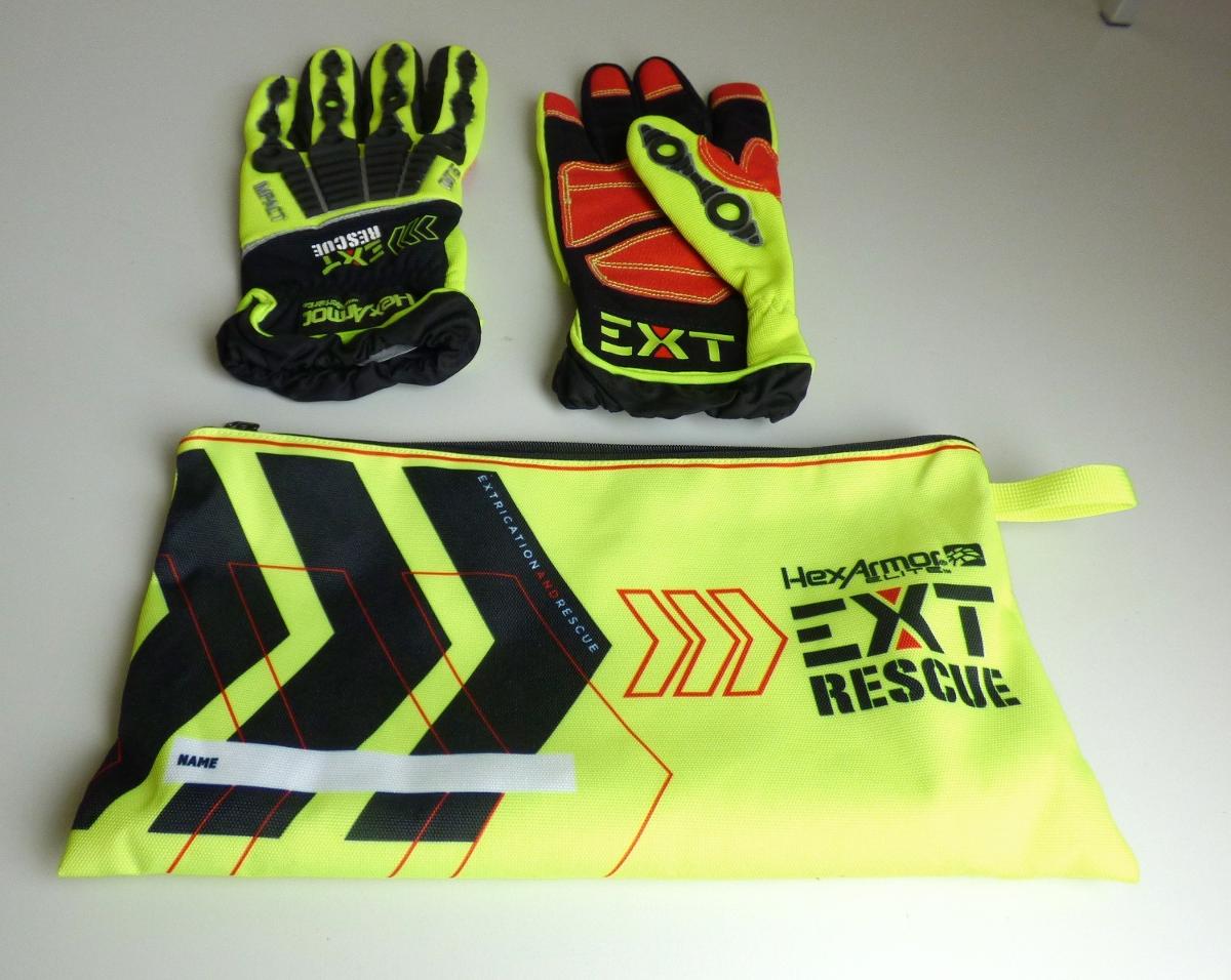Fingerhandschuhe, sog. Arbeitshandschuhe HEXARMOR EXT RESCUE® 4013, Materialnr. 6001307-11,
Foto siehe Anlage,
- laut Antrag:
-- als Paar mit einem bedruckten Papiereinleger in einem Spinnstoffbeutel mit Reißverschluss in einem
   Polybeutel [übliche Verpackung im Sinne der AV 5 b)] verpackt,
-- als Fünffingerhandschuhe gearbeitet,
-- mit einer Handinnenseite und Teilen der Fingerzwischenräume aus mit Bindemittel verfestigten Vlies-
   stoffen aus synthetischen Chemiefasern,
-- auf der Handfläche, den Innenseiten der Fingerspitzen sowie zwischen Daumen und Zeigefinger mit
   aufgesetzten Zuschnitten aus einfarbigen, einseitig (Außenseite) mit Kunststoff (kein Zellkunststoff)
   überzogenen Gewirken der Position 5903 aus Spinnstoffen,
-- mit einer Handaußenseite und Teilen der Fingerzwischenräume aus verschiedenen teilweise zweilagig
   gearbeiteten Gewirken aus synthetischen Chemiefasern (Meterwaren des Kapitels 60),
-- im Bereich des Handrückens und der Fingeraußenseiten mit aufgesetzten, biegsamen Protektoren aus
   Kunststoff ausgestattet,
-- auf der Handinnenseite mit einer Schnitt- und Stichschutzeinlage ausgestattet,
-- mit einer angesetzten Stulpe, an der Eingriffsöffnung elastisch verengt,
-- dienen als Arbeitshandschuhe,
- insbesondere im Hinblick auf den Umfang überwiegen die Gewirke des Kapitels 60 und der Position
  5903 gegenüber dem Vliesstoff; innerhalb der Position 6116 überwiegen die Gewirke des Kapitels 60
  im Hinblick auf den Umfang, im Hinblick auf die Verwendung als Arbeitshandschuhe überwiegen die
  die Handfläche bildenden Gewirke der Position 5903, somit verleiht keines dieser beiden Flächener-
  zeugnisse der Ware ihren wesentlichen Charakter; sie ist daher der von den gleichermaßen in Betracht
  kommenden Unterpositionen (6116 10 und 6116 93) in der Nomenklatur zuletzt genannten zuzuweisen.

"Fingerhandschuhe, aus Gewirken, andere als in der Unterposition 6116 10 genannte, aus synthetischen
 Chemiefasern"