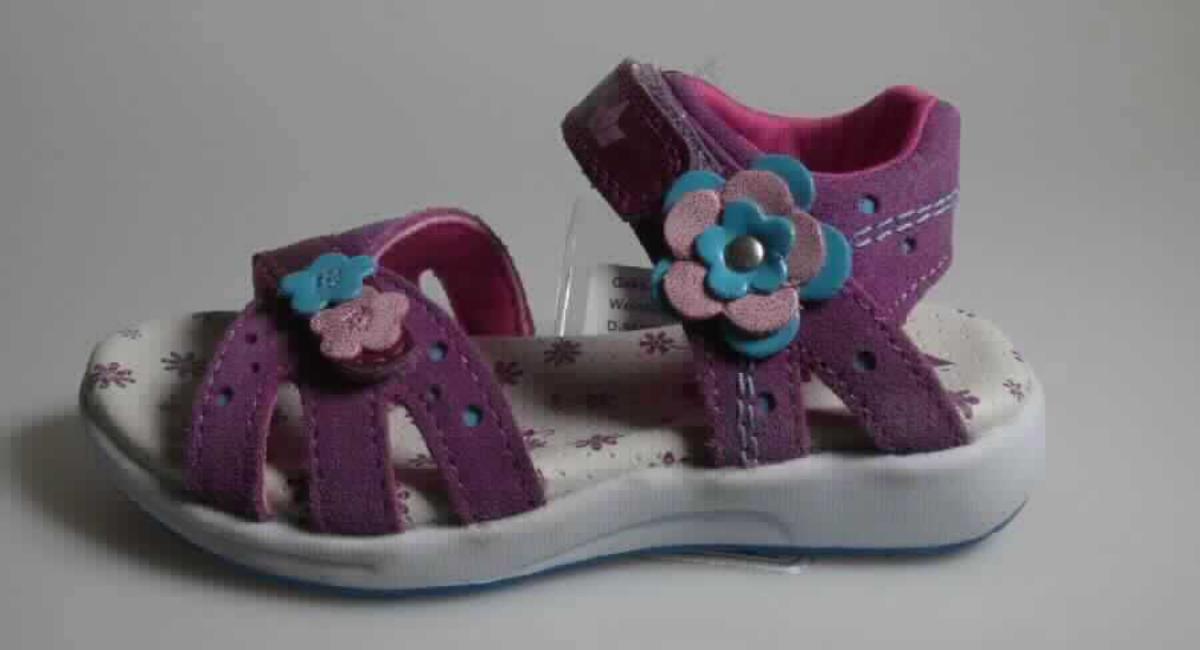 Sandalen (lt. Antrag: "Freizeitschuhe für Kinder", Größe 25, Foto siehe Anlage)
- mit Laufsohlen aus (lt. Antrag) Kunststoff; ohne Hauptsohle aus Holz, 
- mit Oberteil (nicht geschlossenes Blatt; daher keine Ware der Unterposition 6403 9991) aus Leder
  (den größten Teil der Außenfläche bildend) und Kunststoff (Spinnstoff mit einer mit bloßem Auge 
  wahrnehmbaren Außenschicht aus Kunststoff),
- mit Klettverschluss,
- nicht den Knöchel bedeckend, 
- mit einer größten Höhe des Absatzes und der Sohle von ca. 2,5 cm,
- mit einer Länge der Innensohle von ca. 16,5 cm.

"Schuhe mit Laufsohlen aus Kunststoff und Oberteil aus Leder, andere als in den Unterpositionen 6403 1200 
 bis 6403 9905 genannte, deren Blatt nicht geschlossen ist, andere als in der Unterposition 6403 9911 genannte, 
 mit einer Länge der Innensohle von weniger als 24 cm"