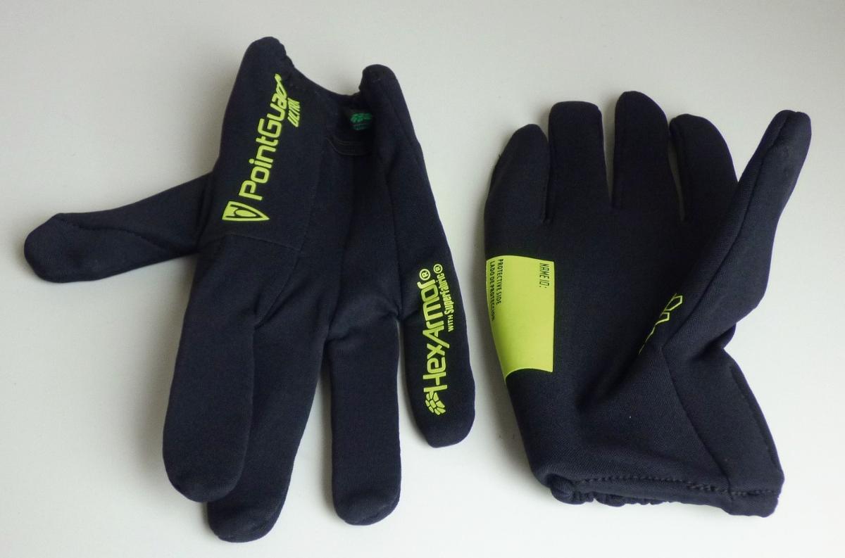 Handschuhe, sog. Arbeitshandschuhe HEXARMOR POINTGUARD® X 6044, Materialnr. 6000605-11,
Foto siehe Anlage,
- laut Antrag:
-- als Paar in einem Polybeutel mit Papiereinleger verpackt,
-- als Fünffingerhandschuhe gearbeitet,
-- aus ca. 0,9 mm dicken, einfarbigen Gewirken aus 92 % Nylon, 7 % Spandex (beides synthetische
   Chemiefasern) und 1 % elastischen Fasern,
-- mit verschiedenen Aufdrucken versehen,
-- im Bereich der Innenhand gefüttert und mit Schnitt- und Stichschutzeinlagen ausgestattet,
-- im Bereich des Handgelenks durch Umschlagen und Festnähen gesäumt sowie elastisch verengt.

"Fingerhandschuhe, aus Gewirken, andere als in der Unterposition 6116 10 genannte, aus synthetischen
 Chemiefasern"