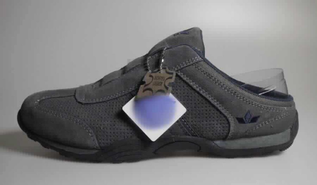 Clogs (lt. Antrag: "Freizeitschuh, unisex", Größe 40, Foto siehe Anlage)
- mit Laufsohlen aus (lt. Antrag) Kunststoff; ohne Hauptsohle aus Holz,
- mit Oberteil (geschlossenes Blatt) aus Leder (den größten Teil der Außenfläche bildend) und Spinnstoff,
- auf das Oberteil sind Verstärkungsteile aus Kunststoff (Spinnstoff mit einer mit bloßem Auge wahrnehmbaren
  Außenschicht aus Kunststoff) und Spinnstoff aufgesetzt,
- mit elastischen Bändern über dem Spann,
- ohne Metallschutz in der Vorderkappe, 
- nicht den Knöchel bedeckend,
- mit einer Länge der Innensohle von ca. 27 cm,
- nicht als Männer- oder Frauenschuhe erkennbar.

"Schuhe mit Laufsohlen aus Kunststoff und Oberteil aus Leder, andere als in den Unterpositionen 6403 1200 bis 
 6403 9991 genannte, nicht als Männer- oder Frauenschuhe erkennbar"