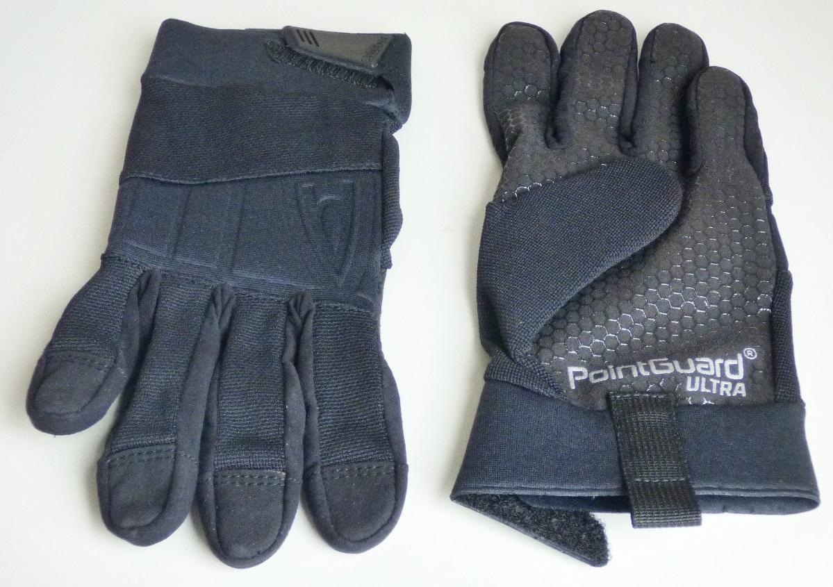 Fingerhandschuhe, sog. Arbeitshandschuhe HEXARMOR POINTGUARD® ULTRA 4045,
Materialnr. 6000506-12, Foto siehe Anlage,
- laut Antrag:
-- als Paar mit einem bedruckten Papiereinleger in einem Polybeutel verpackt,
-- als Fünffingerhandschuhe gearbeitet,
-- mit einer Handinnenseite, Fingerzwischenräumen und den Außenseiten der Fingerspitzen aus mit
   Bindemittel verfestigten und teilweise musterbildend mit Kunststoff bedruckten Vliesstoffen aus
   synthetischen Chemiefasern,
-- mit einer Handaußenseite ohne die Fingerspitzen teilweise aus Gewirken aus Spinnstoffen des Kapitels
   60 und teilweise aus einem dreilagigen Flächenerzeugnis der Position 5906, mit einer Außen- und einer
   Innenlage aus Gewirken aus Spinnstoffen und einer Zwischenlage aus Zellkautschuk (Neopren; mit 
   einem Quadratmetergewicht unter 1.500 Gramm),
-- im Bereich der Handinnenseiten gefüttert und mit einer Schnitt- und Stichschutzeinlage ausgestattet,
-- mit einer angesetzten, elastischen Stulpe, mit einer ca. 4 cm hochreichenden Öffnung mit Klettver-
   schlussriegel,
- dienen laut Antrag als Arbeitshandschuhe,
- im Hinblick auf den Umfang und die Verwendung als Arbeitshandschuhe verleihen die die Handinnen-
  seite bildenden Vliesstoffe der Ware ihren wesentlichen Charakter.

"Fingerhandschuhe aus Vliesstoffen"