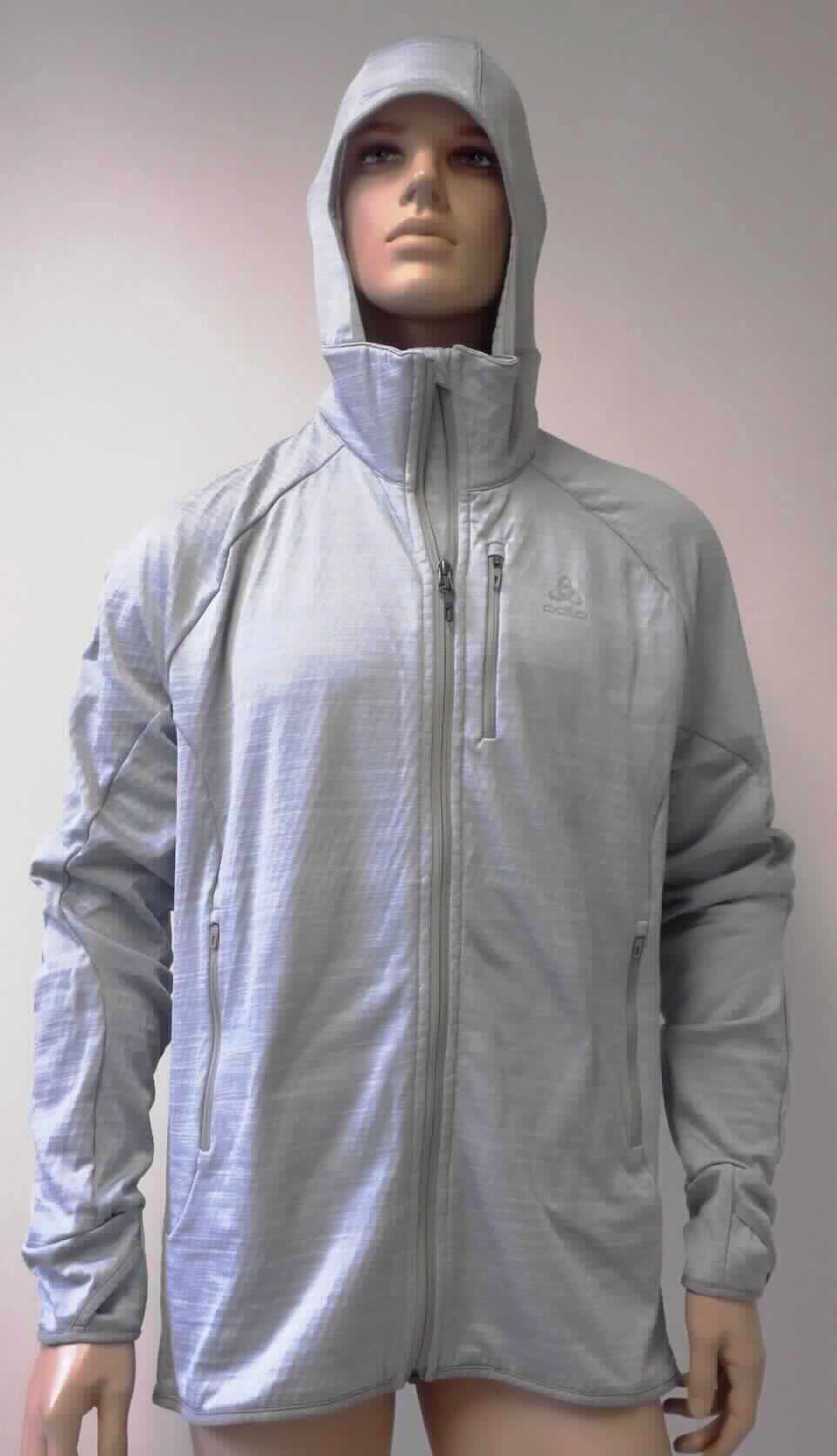 Jacke, sog. Hoody midlayer full zip STREAM, Art. 541642, Größe XXL, Foto siehe Anlage,
- aus ca. 0,8 mm dicken, einseitig (Innenseite) gerauten, buntgewirkten Gewirken (melierte Garne) aus laut Antrag 
  96 % Polyester und 4 % Elasthan (beides synthetische Chemiefasern),
- über die Taille reichend (Rückenlänge: ca. 80 cm),
- mit einer Kapuze,
- vorn mit einer durchgehenden Öffnung mit einem bis an den Kapuzenrand reichenden Reißverschluss,
  am Kapuzenrand mit einer kurzen Überlappung von links über rechts (Männerkleidung),
- mit langen Ärmeln, an den Ärmelenden elastisch verengt und mit einem Daumenloch versehen, 
- vorn mit eingesetzten Taschen mit Reißverschluss im Brustbereich und unterhalb der Taille, 
- in Bahnen gearbeitet,
- am unteren Rand mit einem elastischen Band eingefasst,
- stellt sich aufgrund des Schnitts als Jacke dar, somit keine Strickjacke.

"Jacke, aus Gewirken, für Männer, aus synthetischen Chemiefasern"