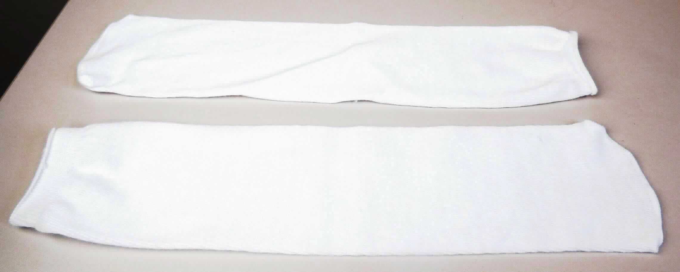 Socken, sog. OP-Socken, in Einheitsgröße, Foto siehe Anlage,
- aus ca. 0,8 mm dicken, einfarbigen Gewirken aus lt. Antrag 65 % Baumwolle und 35 % Polyester (synthetische 
  Chemiefasern),
- ohne ausgearbeitete Ferse,
- schlauchförmig abgepasst gewirkt und an den Fußspitzen durch Zusammennähen konfektioniert,
- mit einem ca. 2 cm breiten, elastischen, verengenden Abschluss am oberen Ende, 
- die Knöchel bedeckend, nicht bis zur Mitte der Waden reichend,
- aufgrund des verwendeten Flächenerzeugnisses keine Ware der Position 6210.


"Socken aus Gewirken, aus Baumwolle"
