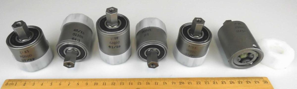 Sog. Getriebe (Art.-Nr. u. a. 1000925, 1000934, 1000945, 1001061, 1001077, 1001103), bestehend aus einem als Gehäuse dienenden Hohlrad aus Stahl, mehreren Planetenradträgern, Planetenrädern einem Kugellager und einer Schutzkappe. Als Eingang dient eine gezahnte Welle, als Ausgang das als Außensechskant ausgeführte Ende des letzten Planetenradträgers. Die Ware liegt in verschiedenen Ausführungen mit unterschiedlichen Untersetzungen von 4 : 1, 9 : 1, 12 : 1, 16 : 1, 24 : 1, 36 : 1, 48 : 1, 64 : 1 und 96 : 1 vor.

Die Ware ist als "Getriebe, Zahnradgetriebe, nicht von den Unterpositionen (HS) 8483 4021 bis 8483 4025 und von den Unterpositionen (TARIC) 8483 4029 10 bis 8483 4029 60 erfasst" einzureihen.