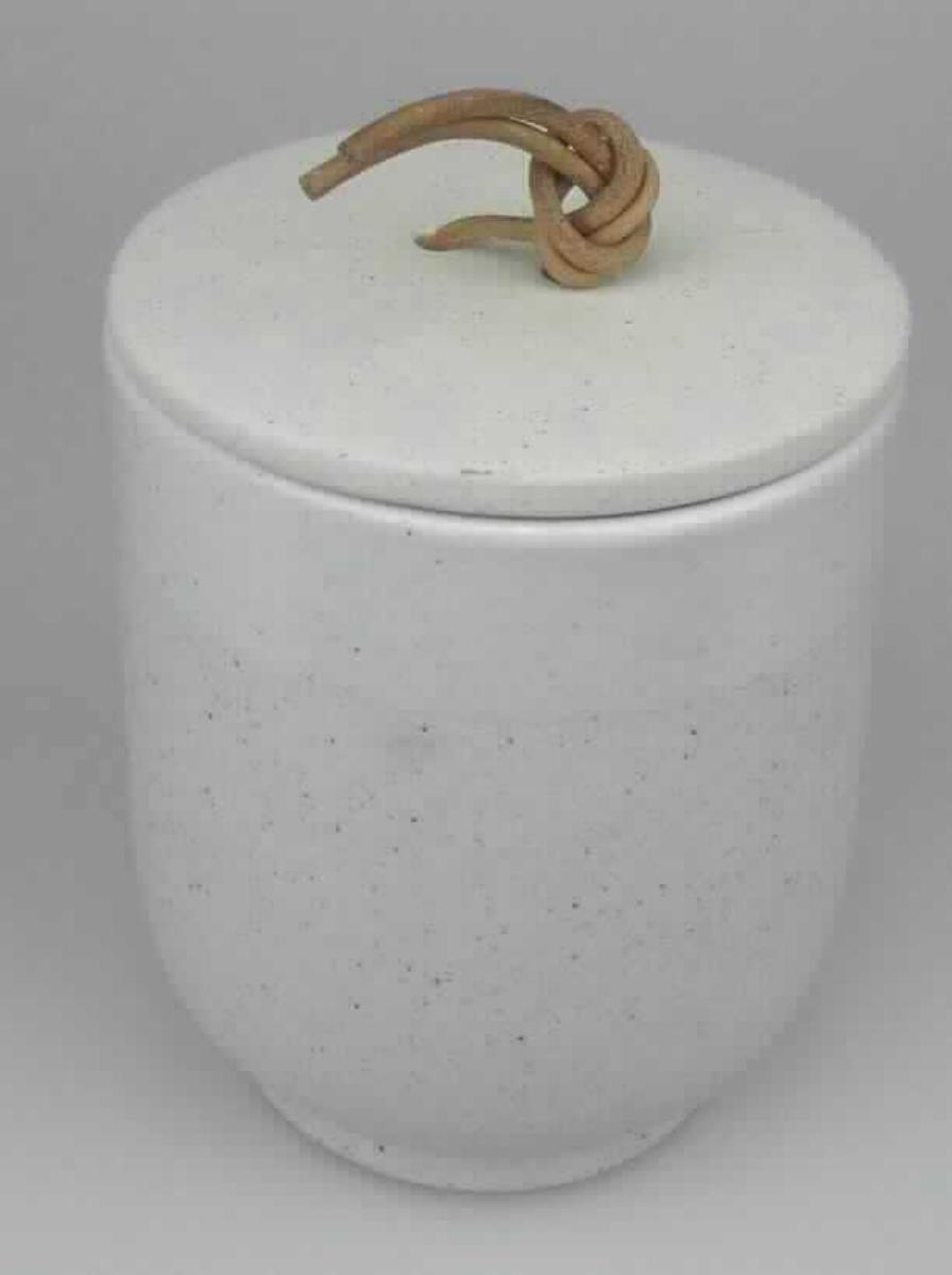 Keramischer Toilettengegenstand, sog. Dose mit Deckel aus Steinzeug, Foto siehe Anlage, 
- außen teilweise glasierte und teilweise unglasierte, zylinderförmige Dose mit vollständig 
  unglasierten Deckel,
- innen vollständig glasiert, 
- mit einem Deckel der mit einer Schlaufe aus einem Lederband versehen ist, 
- mit einem Durchmesser von ca. 11 cm und einer Höhe von ca. 9,5 cm, 
- keramisches Erzeugnis, nach der Formgebung gebrannt, tonmineralhaltiges Material 
  enthaltend, 
- laut Antrag aus Steinzeug,
- zur Verwendung als Toilettenartikel (z. B. als Wattedose) im Badezimmer bestimmt.

"Keramischer Toilettengegenstand, aus Steinzeug"