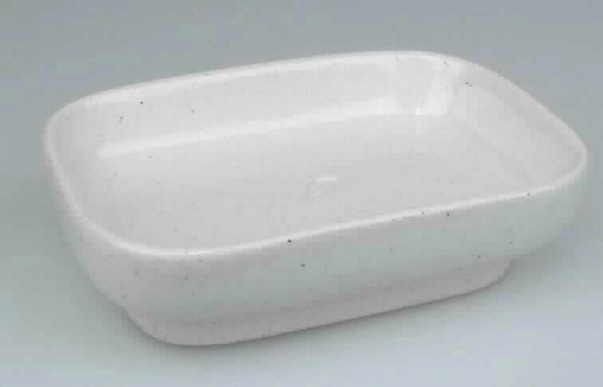 Keramischer Toilettengegenstand, sog. Schale aus Steinzeug, Foto siehe Anlage,
- außen teilweise glasierte und teilweise unglasierte, nahezu rechteckige Schale 
  (mit abgerundeten Ecken),
- innen vollständig glasiert, 
- mit einer Länge von ca. 11,3 cm, einer Breite von ca. 8,7 cm und einer Höhe von 
  ca. 3,5 cm,
- keramisches Erzeugnis; nach der Formgebung gebrannt; tonmineralhaltiges Material 
  enthaltend,
- laut Antrag aus Steinzeug,
- zur Verwendung als Seifenschale im Badezimmer bestimmt.

"Keramischer Toilettengegenstand (Seifenschale), aus Steinzeug"