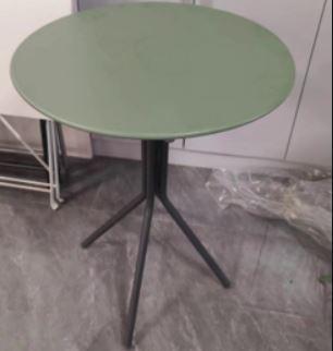 Es handelt sich bei dem „Garten-Bistrotisch“ um einen runden Tisch mit einem Gestell und einer Tischplatte aus Stahl in anthrazit oder schwarz (Durchmesser 57 cm; Höhe 70 cm).
Das auf den Boden zu stellende Möbel dient als Einrichtungsgegenstand, z. B. auf Terrassen.

Die noch nicht zusammengesetzte, in einem Karton verpackte Ware ist als "anderes als in den Positionen 9401 bis 9402 erfasstes Möbel, aus Metall, nicht von der in Büros verwendeten Art, kein Bett" einzureihen