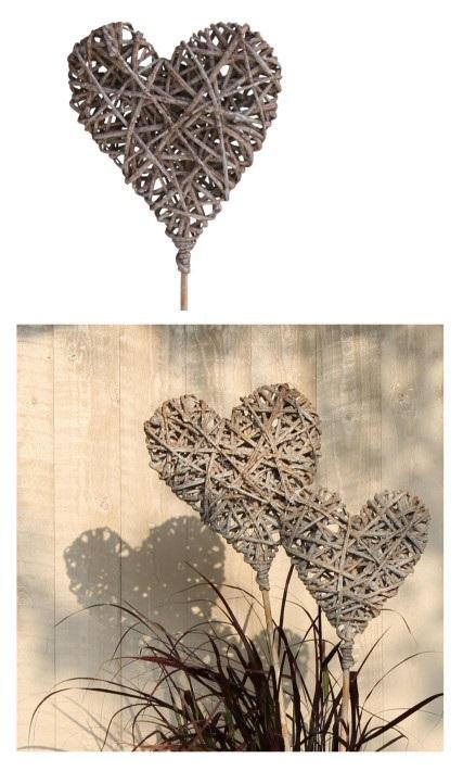 Nach den Angaben der Antragstellerin sowie der vorliegenden Abbildung, handelt es sich um einen sog. "Natur-Dekostecker Herz". Das in unterschiedlichen Größen (75 x 25 cm, 95 x 35 cm, 115 x 48 cm) erhältliche Erzeugnis besteht aus einem formgebenden Gerüst in Herzform, welches mit geweißten, biegsamen Rebenzweigen (Flechtstoff im Sinne der Anmerkung 1 zu Kapitel 46) in Flechttechnik umwunden ist. Die zusätzlich mit Bändern verzierte Ware ist zur Verwendung als Zierstecker auf einem Hoz-Stab befestigt und dient der Dekoration von Kübeln und Beeten.

Im Hinblick auf den Umfang und die Bedeutung für die Zierwirkung bestimmen die Flechtstoffe den Charakter der in Handarbeit gefertigten Ware.

Zolltarifrechtlich handelt es sich um eine „Andere Flechtware, unmittelbar aus anderen pflanzlichen Flechtstoffen als Bambus oder Rattan hergestellt, andere als Flaschenhülsen aus Stroh, handgearbeitet“.