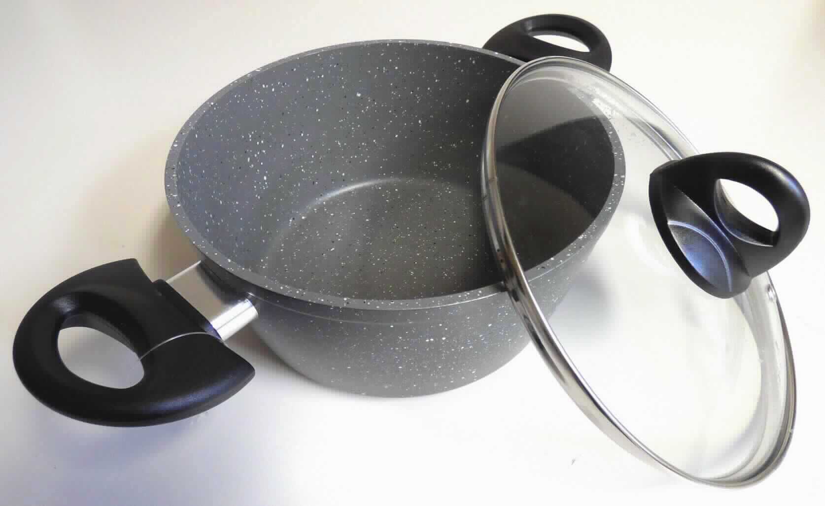 Kochtopf aus Aluminium

Bei der Ware handelt es sich um aus geschmiedetem Aluminium (charakterbestimmend) gefertigte Kochtöpfe mit passgenauem Glasdeckel mit Knauf aus Kunststoff. Die Töpfe sind außen und innen mit einer Antihaftbeschichtung versehen und mit Kunststoffgriffen ausgestattet. Am Boden ist eine mit Aussparungen versehene Platte aus Stahl eingepresst. 
Die Töpfe sind in verschiedenen Abmessungen erhältlich.
Aluminium herrscht gewichtsmäßig gegenüber jedem anderen unedlen Metall vor. 

Die Ware ist als "andere Haushaltsartikel aus Aluminium" in die Codenummer 7615 1080 90 0 des Zolltarifs einzureihen.