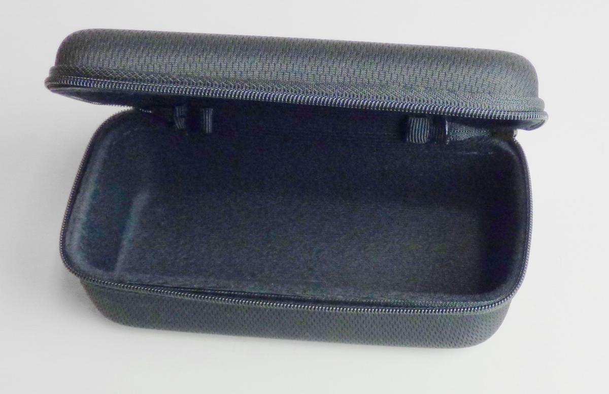 Brillenetui, sog. uvex eyewear case rectangle (Nr. S53913622-00 und -01), Foto siehe Anlage,
nach den Antragsangaben:
- mit einer Außenseite aus Spinnstoffen auf einer formstabilen Unterlage aus Schaumkunststoff,
- mit einem dreiseitig umlaufenden Reißverschluss,
- mit Spinnstoff gefüttert,
- mit den Abmessungen von ca. 16 cm (Länge) x 6,5 cm (Höhe) x 7,5 cm (Tiefe),
- in Form und Größe zur Aufnahme einer zusammengeklappten Brille gearbeitet,
- keine Hinweise auf Handarbeit.

"Brillenetui, Taschen- oder Handtaschenartikel, mit Außenseite aus Spinnstoffen, nicht handgearbeitet"