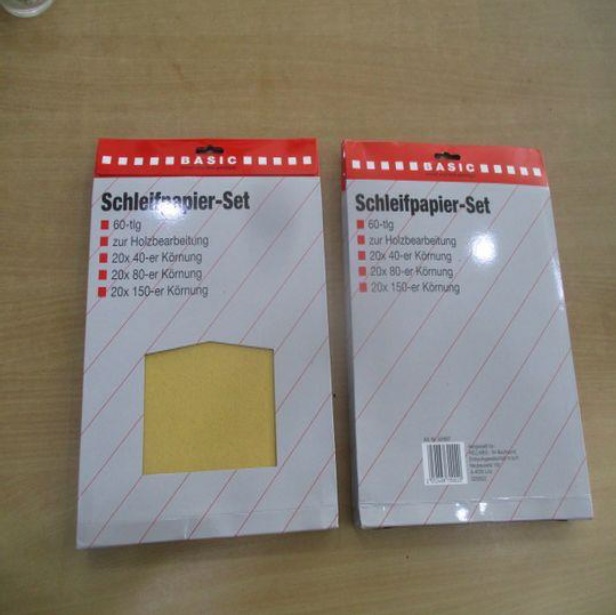 Angaben:
Schleifpapier Set, bestehend aus 60 Schleifstreifen (ca. 23 x 28 cm) mit unterschiedlicher Körnung (je 20x 40er, 80er und 150er Körnung); Körnung aus synth. Korund auf einer Unterlage aus Papier.

Befund:
Natürliche oder künstliche Schleifmittel, in Pulver- oder Körnerform, nur auf einer Unterlage aus Pappe oder Papier.