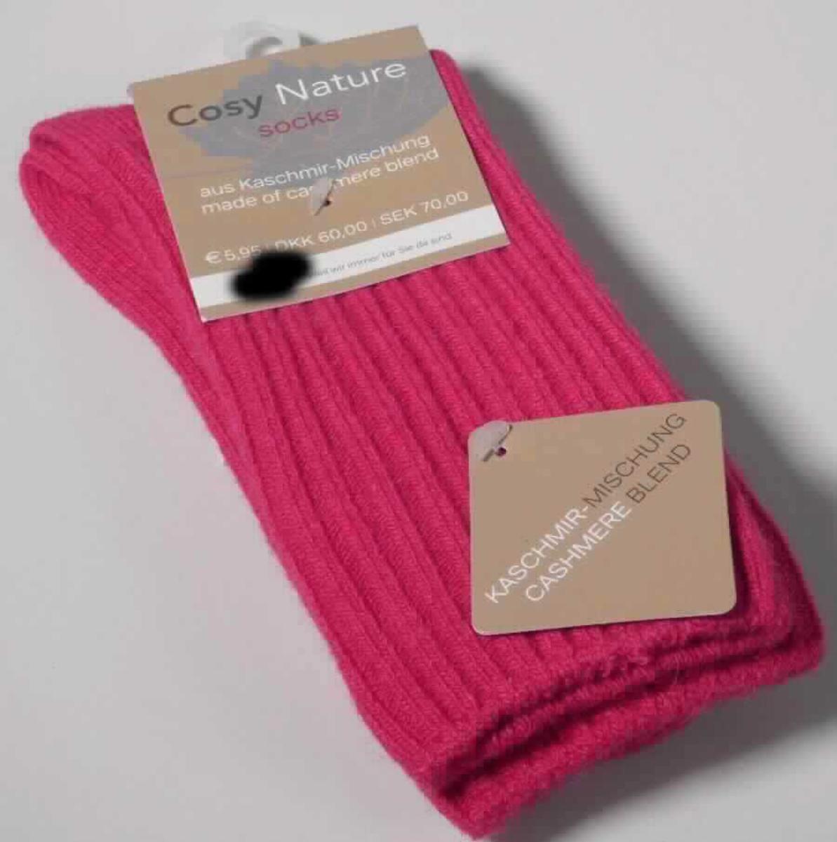 Socken, sog. Cosy Nature Socks, Größe 35 -38, Foto siehe Anlage,
- paarweise auf einer bedruckten Pappkarte aufgebracht,
- aus bis zu 1,5 mm dicken, unterschiedlich strukturierten, einfarbigen Gewirken aus laut Antrag 34 % Polyester, 
  1 % Elasthan (beides synthetische Chemiefasern), 21 % Viskose (künstliche Chemiefasern), 37 % Wolle und
  7 % Kaschmir (feine Tierhaare), 
- schlauchförmig abgepasst gewirkt und an den Fußspitzen zusammengenäht (somit konfektioniert),
- mit ausgearbeiteter Ferse,
- am oberen Rand mit einem eingezogenen, elastischen Band ausgestattet,
- die Knöchel bedeckend, nicht bis zur Mitte der Waden reichend (somit keine Kniestrümpfe bzw. Strümpfe für 
  Frauen).

"Socken, aus Gewirken, aus synthetischen Chemiefasern"
