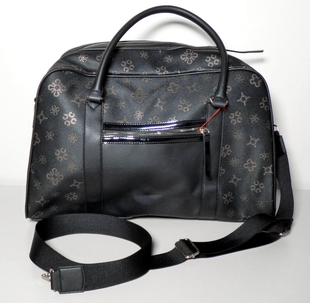 Den Reisetaschen ähnliches Behältnis, sog. Catwalk Weekender VT10003K, Foto siehe Anlage,
- mit einer Außenseite aus Kunststofffolien,
- mit zwei Tragegriffen und einem abnehmbaren, längenverstellbaren Schultertragegurt,
- an einer Längsseite mit einem angenähten, quer verlaufenden Streifen zur Befestigung
  des Behältnisses an einem Trolleygestänge,
- an der anderen Längsseite mit einem eingesetzten Reißverschlussfach,
- das Hauptfach ist mit einem entlang des oberen Rands verlaufenden Reißverschluss versehen,
- - gefüttert; innen mit einem aufgesetzten, offenen Einsteckfach sowie einem eingesetzten
    Reißverschlussfach ausgestattet,
- mit den Abmessungen: ca. 45 cm (Breite) x 30 cm (Höhe) x 20 cm (Tiefe).

"Ähnliches Behältnis, anderes als in den Unterpositionen 4202 1110 bis 4202 3900 genannte,
 mit Außenseite aus Kunststofffolien, anderes als in den Unterpositionen 4202 9211 bis 4202 9215
 genannte"