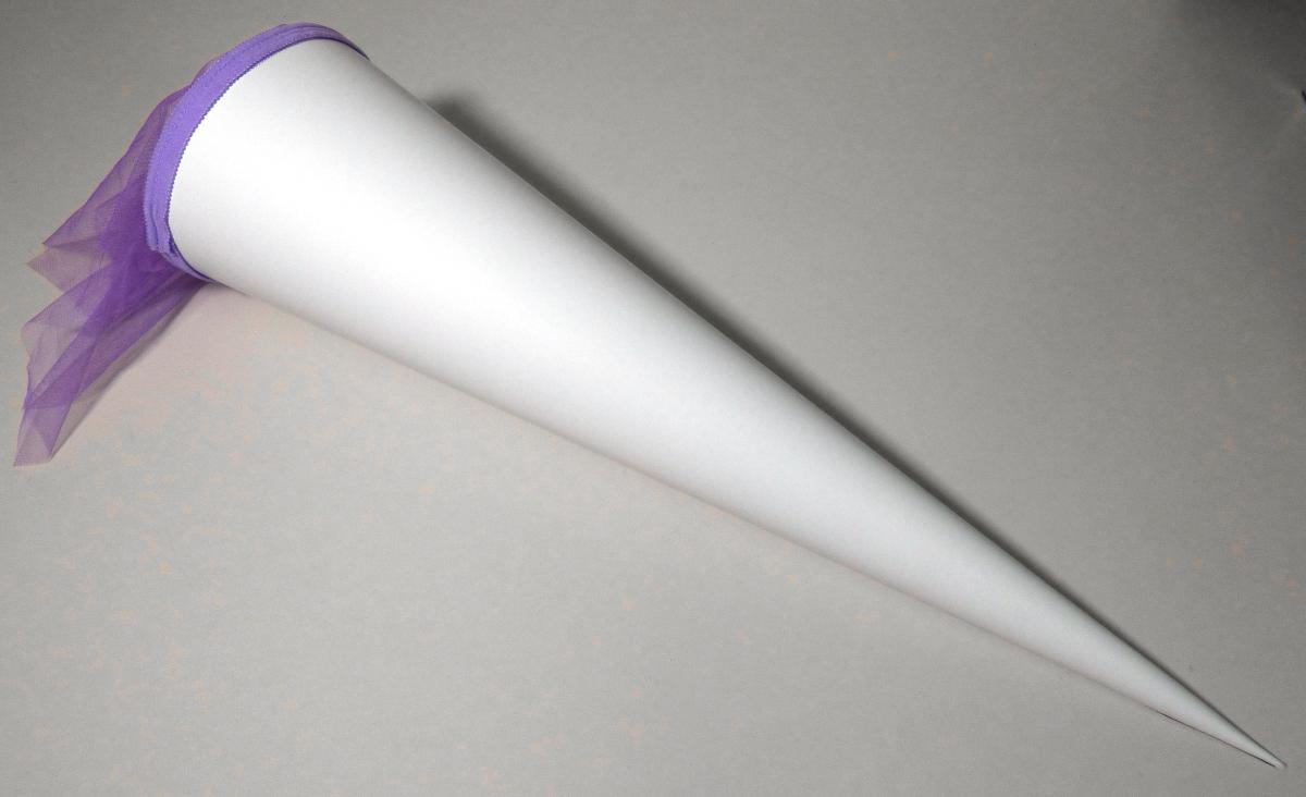 Es handelt sich bei der sog. Schultüte um ein raumbildendes, kegelförmiges Behältnis mit kreisrunder Öffnung (Länge etwa 69 cm, max. Durchmesser etwa 18 cm). Es besteht aus Pappe und ist innen und außen mit weißem Papier beklebt. Der obere Rand ist rundherum mit einem als Verschluss dienenden, durchscheinenden Zuschnitt aus Spinnstoffen (sog. Tüll) mit angenähter Borte verklebt. Das Behältnis kann außen noch verziert werden und dient dazu, zum Schulanfang mit kleinen Geschenken befüllt und verschenkt zu werden.

Abbildung siehe Anlage.

Derartige Waren gehören als "andere Säcke, Beutel oder Tüten, ausgenommen Schallplattenhüllen, aus Papier und Pappe" zum TARIC-Code 4819 40 00 00, da es sich um eine aus verschiedenen Stoffen zusammengesetzte Ware handelt, deren wesentlicher Charakter im Hinblick auf den Umfang und die Bedeutung für die Verwendung durch das Papier und die Pappe bestimmt wird.