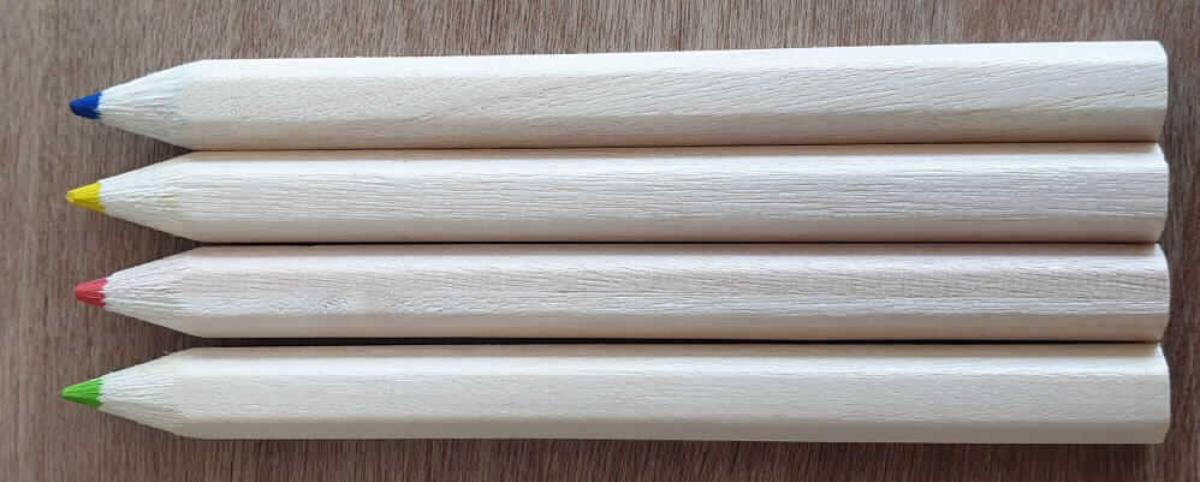 Es handelt sich um vier angespitzte, etwa 8,6 cm lange Buntstifte mit einem festen Schutzmantel aus Holz und Minen in unterschiedlichen Farben (gelb, grün, blau und rot). Die Buntstifte sind gemeinsam mit einem Rätselheft (DEBTI-40049/19-1), einem Rätselblock (DEBTI-40049/19-2), einem Malblock (DEBTI-40049/19-3), einem Stickerbuch (DEBTI-40049/19-4), zehn Rätselkarten (DEBTI-40049/19-5) und vier Buntstiften (DEBTI-40049/19-6) in einem kleinen Koffer aus Stahl (DEBTI-40049/19-7) verpackt.

Abbildung siehe Anlage.

Derartige Waren gehören als "Farbstifte (ausgenommen Waren der Position 9608), mit festem Schutzmantel" zum TARIC-Code 9609 10 90 00.