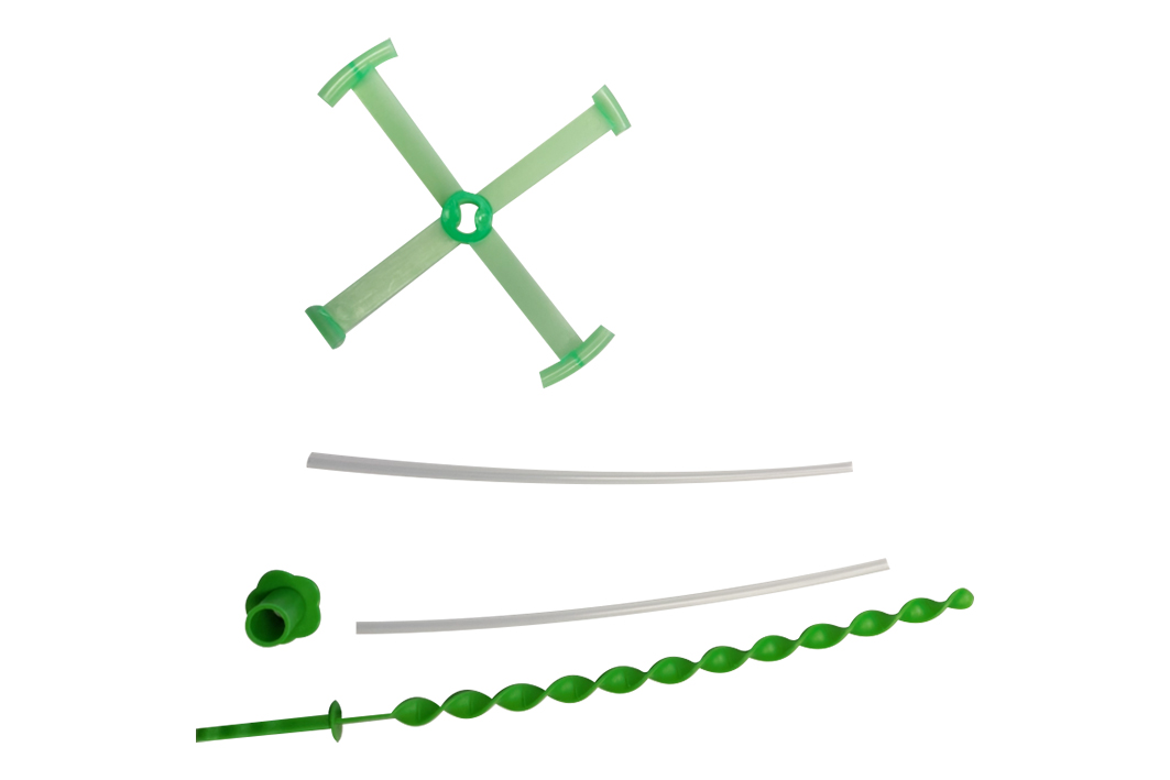 Durch Antragsangaben und ein Warenmuster veranschaulichter Bausatz, sog. "Glow in the dark Flugkreisel 5tlg. Set 20cm grün", in Form eines aus zusammensteckbaren Elementen bestehenden sog. Flugkreisels mit Startvorrichtung (Durchmesser ca. 14 cm), der zur spielerischen Unterhaltung von Kindern und Erwachsenen dient. 

Der Kreiselrumpf mit vierflügeligem Propeller und die annähernd spiralförmige Starvorrichtung (Länge ca. 28 cm) bestehen aus Kunststoffen. Die Enden der Propellerflügel weisen röhrenartige Aufnahmevorrichtungen auf, in die zwei Leuchtstäbe eingeschoben werden, die den sog. Kreiselring bilden. Die transparenten Leuchtstäbe (Durchmesser ca. 0,5 cm; Länge ca. 20 cm) sind aus Kunststoff und Glas gefertigt und mit Flüssigkeiten gefüllt. Durch Knicken der Leuchtstäbe erzeugen diese ein farbiges Licht (Chemilumineszenz).

Der sog. Flugkreisel ist in der Mitte mit einer speziellen Aussparung versehen, in die die spiralförmige Startvorrichtung eingesteckt wird. Durch händisches, vertikales "Abziehen" des Kreisels von der Startvorrichtung löst sich dieser und fliegt durch die Luft.

Im Hinblick auf das äußere Erscheinungsbild und den Umfang bestimmt der Kunststoff den Charakter der Ware.

Der Bausatz ist in einer Einzelverkaufsverpackung aufgemacht. Er ist zolltarifrechtlich als „anderes als in den Unterpositionen (KN) 9503 0010 bis 9503 0030 erfasstes Spielzeug, Bausatz, aus Kunststoff“ einzureihen.