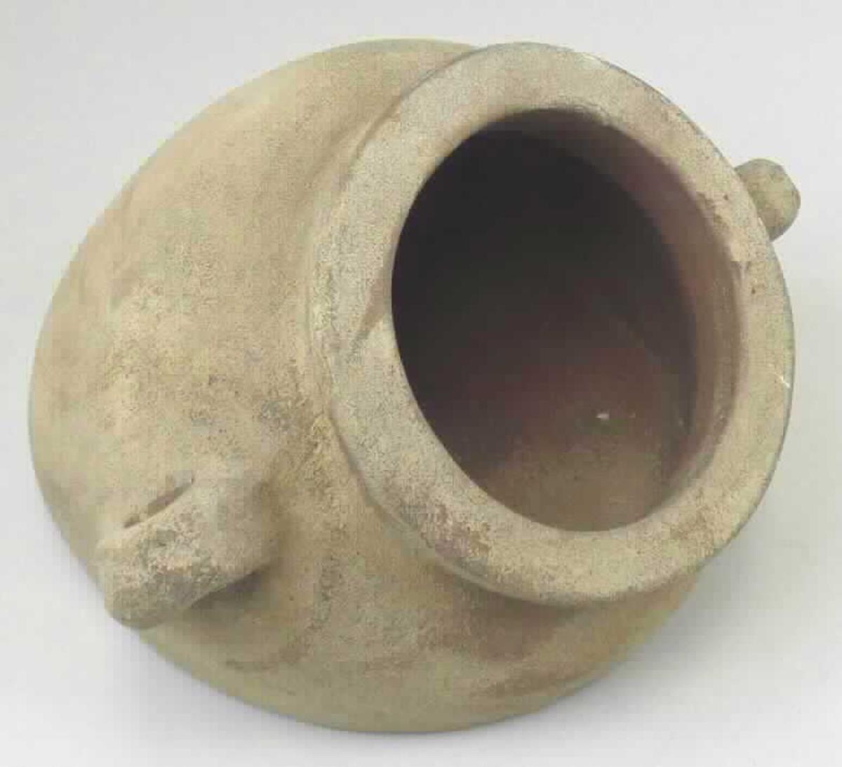 Keramischer Ziergegenstand, sog. Amphore, Foto siehe Anlage,
- unglasierter Pflanztopf in Form einer auf der Seite liegenden Amphore mit Henkeln,
- mit einem Durchmesser von ca. 28 cm und einer Höhe von ca. 19 cm,
- im Bodenbereich mit drei Löchern versehen,
- keramisches Erzeugnis, nach der Formgebung gebrannt, tonmineralhaltiges Material enthaltend,
- lt. Antrag aus gewöhnlichem Ton,
- ohne Hinweise auf Handarbeit,
- keine Ware der Position 6914, da es sich zwar um einen Blumentopf handelt, der jedoch Zierzwecken dient.

"Keramischer Ziergegenstand, aus gewöhnlichem Ton, nicht handgearbeitet"