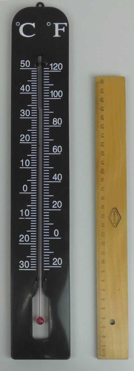 Sog. Thermometer, im Wesentlichen bestehend aus einem Gehäuse aus Kunststoff (Abmessungen ca. 39 x 6,5 cm - L x B), mit Aufhängevorrichtung und einer Temperaturskala von - 30° bis + 50°C bzw.  -21° bis +121°F, in dem mittig ein mit Flüssigkeit gefülltes Röhrchen eingeklickt wird.
Das Thermometer wird üblicherweise zum Messen der Temperatur (z. B. in Räumen) verwendet.

Zur äußeren Form siehe Abbildung in der Anlage.

Die in einer Blisterverpackung aufgemachte Ware wird als "Thermometer, nicht mit anderen Instrumenten kombiniert, unmittelbar ablesbar, flüssigkeitsgefüllt, kein Fieberthermometer" eingereiht.