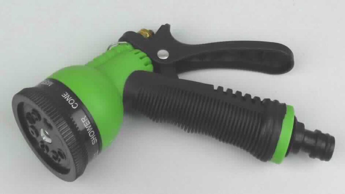 Es handelt sich bei der sog. "Schlauchpistole Brauser" um eine Gartenhandbrause (Multifunktionsbrause),
in einem Kunststoffgehäuse in Pistolenform mit einem Kunststoffgriff mit Weichgummiüberzug und einem Steckanschluss für einen Wasserschlauchadapter, mit einem Düsenkopf mit achtstufigem Verstellmechanismus zur Regulierung des Wasserstrahls sowie mit einem über einen integrierten Handhebel zu betätigenden federbelasteten Ventil zum Öffnen und Schließen des Wasserdurchflusses.

Bei der Ware handelt es sich um eine Kombination aus einem Apparat zum Verspritzen von Flüssigkeiten der Position 8424 und einem Ventil der Unterposition 8481 8079, wobei keine Haupttätigkeit erkennbar ist. 
Dementsprechend wird die Ware der von den gleichermaßen in Betracht kommenden Unterpositionen in dieser Nomenklatur zuletzt genannten Unterposition zugewiesen.

Das Erzeugnis ist als "Armatur für Schlauchleitungen, nicht erfasst von den Unterpositionen 8481 10 - 8481 8079 30" einzureihen.