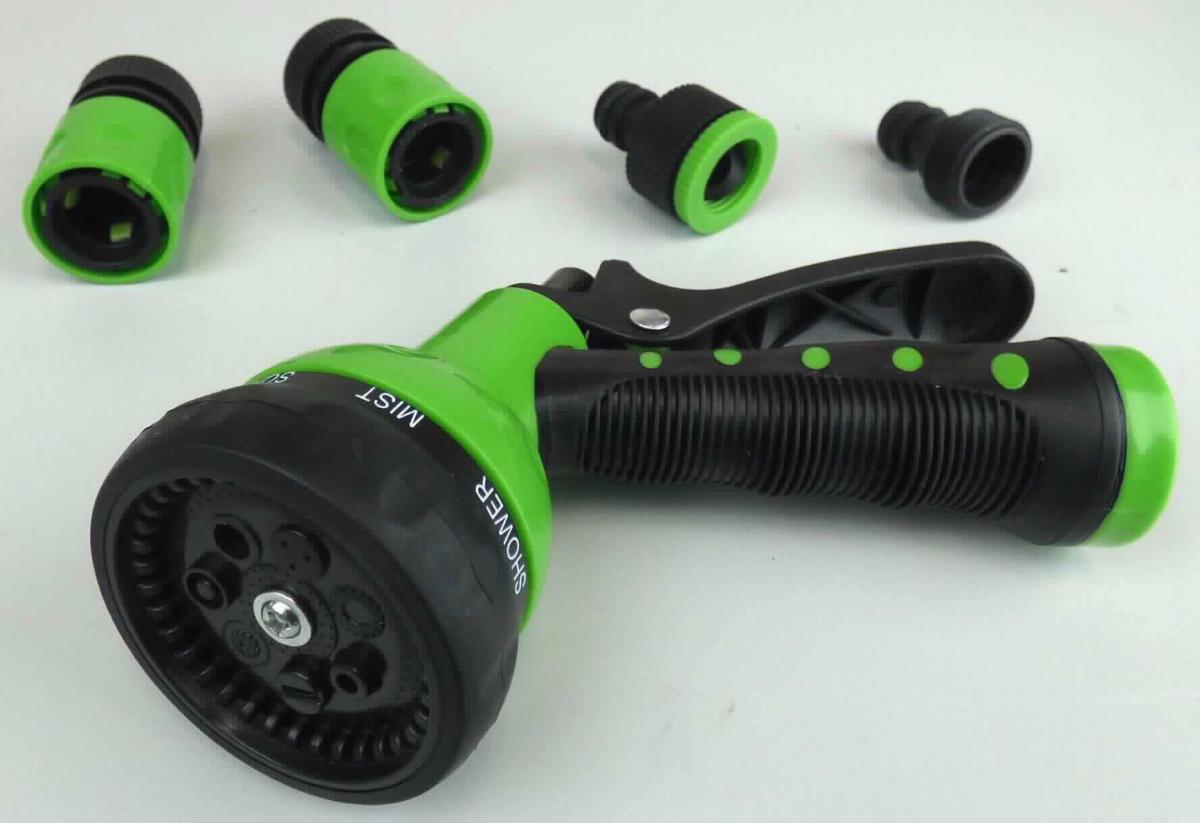 Es handelt sich bei dem sog. "Set mit Schlauchpistole zur Bewässerung" um eine Warenzusammenstellung in Aufmachung für den Einzelverkauf, bestehend aus einer Gartenhandbrause (Multifunktionsbrause), einem Anschlussstück für den Wasserhahn, einem Anschlussstück für die Gartenhandbrause, einer Schlauch-Schnellkupplung mit Wasserstopp aus Kunststoff und einer Schlauch-Schnellkupplung ohne Wasserstopp aus Kunststoff auf einer Pappunterlage mit Kunststoff-Blisterpackung.

Die Gartenhandbrause bestimmt aufgrund der Bedeutung für die Verwendung den Charakter der Warenzusammenstellung.

Sie besteht aus einem Kunststoffgehäuse in Pistolenform mit einem Kunststoffgriff mit Weichgummiüberzug mit einem Düsenkopf mit achtstufigem Verstellmechanismus zur Regulierung des Wasserstrahls sowie mit einem über einen integrierten Handhebel zu betätigenden federbelasteten Ventil zum Öffnen und Schließen des Wasserdurchflusses.

Bei der Ware handelt es sich um eine Kombination aus einem Apparat zum Verspritzen von Flüssigkeiten der Position 8424 und einem Ventil der Unterposition 8481 8079, wobei keine Haupttätigkeit erkennbar ist. 
Dementsprechend wird die Ware der von den gleichermaßen in Betracht kommenden Unterpositionen in dieser Nomenklatur zuletzt genannten Unterposition zugewiesen.

Das Erzeugnis ist als "Armatur für Schlauchleitungen, nicht erfasst von den Unterpositionen 8481 10 - 8481 8079 30" einzureihen.