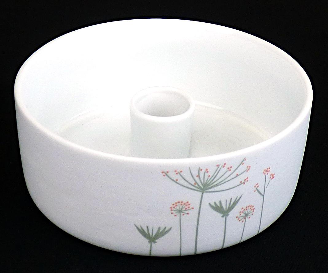Bei dem sog. Kerzenhalter aus Porzellan handelt es sich um einen nicht elektrischen Beleuchtungskörper, bestehend aus einer kreisrunden, an der Außenseite mit einem Blumenmotiv verzierten Schale (d: ca. 12 cm) und einer in der Schalenmitte eingesetzten Hülse als Haltevorrichtung für eine Kerze.
Die Hülse (d: ca. 2,3 cm; H: 2,5 cm) ist passgenau zur Aufnahme einer Tafelkerze gefertigt.

Hinweise auf eine Handarbeit liegen nicht vor.

Das Erzeugnis ist als "Beleuchtungskörper, anderweit weder genannt noch inbegriffen, nicht elektrischer Beleuchtungskörper (Kerzenhalter), nicht handgearbeitet" einzureihen.