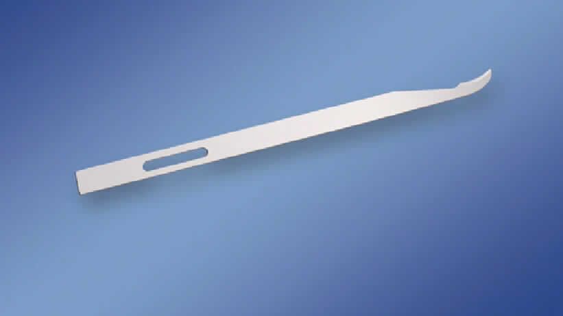 Sog. Fadentrennmesser, in Form einer unvollständigen Ware, im Wesentlichen bestehend aus einer 11 cm langen, spitz zulaufenden Klinge aus rostfreiem Stahl, mit konvexem Rücken, konkaver Schneide und oval geformter Aussparung im hinteren Teil zur Befestigung auf einem Handgriff (nicht Gegenstand dieser vZTA-Entscheidung), zum Einmalgebrauch vorgesehen.
Äußere Form. siehe Abbildung in der Anlage.
Das Messer wird zum Durchtrennen von chirurgischem Nahtmaterial verwendet. 
Die Ware ist einzeln steril verpackt. 100 Stück befinden sich in einer Box, 5000 Stück in einem Karton.

Die Ware wird als "medizinisches Instrument, nicht von den Unterpositionen (KN) 9018 1100  bis 9018 9075 erfasst" eingereiht.