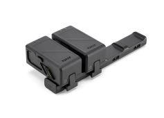 Ersatzakku-Kit  (Abbildung siehe Anlage),
- mit zwei Lithium-Ionen-Akkumulatoren, mit Batterie-Management-Elektronik,
  in einem spezifischen Kunststoffgehäuse mit elektrischen  Kontakten,
- mit einer Kapazität von 2420 mAh und einer Leistung von 35,71 Wh,
- zur Verwendung als Ersatz-Stromquelle für eine Drohne mit Sichtkamera,
- in gemeinsamer Verpackung mit Beipack (Akkuladestation).
Die Lithium-Ionen-Akkumulatoren bestimmen den Charakter der Warenzusammenstellung.

"Elektrischer Akkumulator, Lithium-Ionen-Akkumulator, nicht von den TARIC-Codes 8507 60 00 10 -
8507 60 00 88 erfasst, in Warenzusammenstellung in Aufmachung für den Einzelverkauf mit
nicht charakterbestimmendem Beipack"