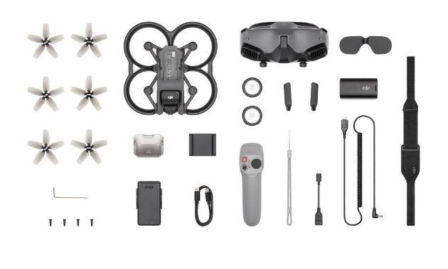 Warenzusammenstellung, im Wesentlichen bestehend aus einem unbemannten Luftfahrzeug mit Kamera, einer Batterie, einem Batterie-Ladeschacht, einer Fernbedienung, einer Videobrille mit Akkumulator, Kopfband, Netzkabel und zwei Dualband-Antennen sowie einer Bewegungssteuereinheit, Foto siehe Anlage,
- in Aufmachung für den Einzelverkauf,
- zur Befriedigung eines speziellen Bedarfs zusammengestellt (Betrieb eines
  unbemannten Luftfahrzeugs),
- unbemanntes Luftfahrzeug (Drohne) mit Kamera, sog. Multikopter,
- - für den ferngesteuerten Flug bestimmt,
- - mit einem Rumpf mit vier Rotoren / Propellern (Quadrokopter),
- - in den Abmessungen (Länge x Breite x Höhe): ca. 180 mm x 180 mm x 80 mm,
- - mit einem Starthöchstgewicht von mehr als 250 g bis 7 kg,
- - mit den Satellitennavigationssystemen GSP, Galileo und BeiDou,
- - mit einer eingebauten Kamera der Unterposition 8525 89,
- - - zum Aufnehmen und Aufzeichnen von Bildern und Videos; die Aufzeichnung erfolgt
      wahlweise auf einer in einem Slot im Drohnenkörper untergebrachten Speicherkarte
      (MicroSD-Karte bis 256 GB) oder auf dem internen Speicher (20 GB) der Drohne,
- Batterie zum Flugbetrieb und ein Ladeschacht zum Laden der Batterie,
- Fernsteuerung,
- LCD-Video-Brille, sog. FPV(First-Person-View) Goggles 2,
- - mit zwei Micro-OLED-Displays (0,49 Zoll),
- - mit einstellbaren Augenabstand und integrieter Dioptrien-Korrektur,
- - mit einem externen Akkumulator zur Stromversorgung der Brille,
- - mit einem Kopfband zur Befestigung der Brille,
- - mit zwei Dualband-Antennen zur Befestigung an der Brille zum Bild-Empfang,
- Bewegungssteuereinheit zum Steuern des Multikopters mit der Hand (durch
  Handbewegung),
- verschiedene Kabel (USB- und OTG-Kabeln) sowie Montagematerial
  (Schraubendreher und Schrauben),
- insbesondere in Bezug auf die Verwendung bestimmt das unbemannte Luftfahrzeug
  mit Kamera den Charakter der Warenzusammenstellung.

"Unbemanntes Luftfahrzeug, nicht zur Beförderung von Passagieren bestimmt, ausschließlich für ferngesteuerten Flug, mit einem Starthöchstgewicht von mehr als 250 g bis 7 kg, Multikopter ausgestattet mit einem fest eingebauten Gerät der Unterposition 8525 89, zum Aufnehmen und Aufzeichnen von Videos und Fotos"