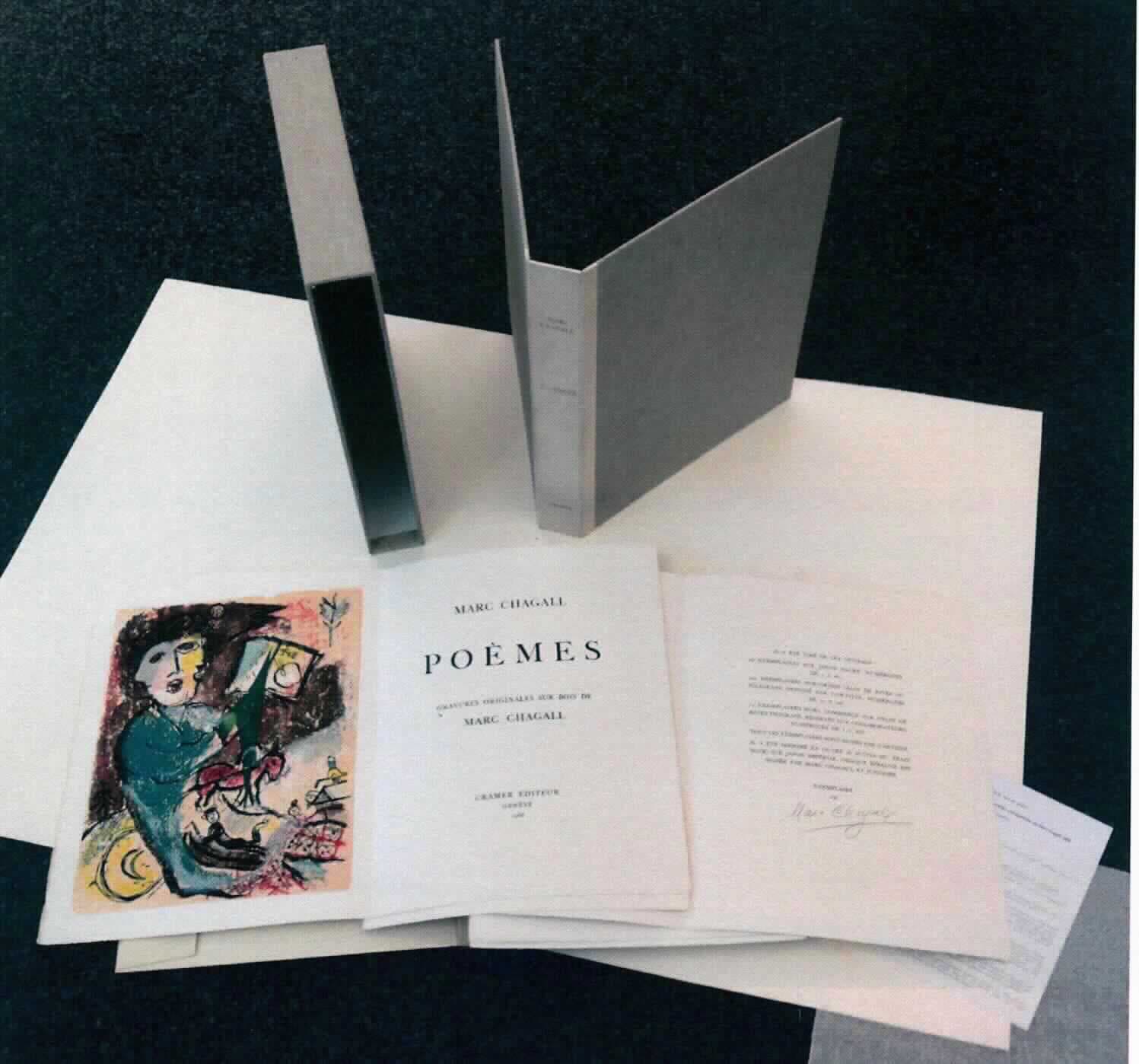 Bei dem "Buch/Portfolio, Buchtitel Poèmes" handelt es sich um ein Konvolut aus
- 24 losen Original-Farbholzschnitten von Marc Chagall auf gefalteten Doppelbögen,
-- Größe der Bögen ca. 37 cm x 28,7 cm,
-- sechs der Schnitte sind zusätzlich, in Art einer Collage mit Papier beklebt (keine Collagen
    im Sinne des Zolltarifs),
- 31 Gedichten von Marc Chagall (Witebsk 1887 - 1985 St. Paul de Vence),
- in einer Auflage von 238 Exemplaren,
- das vorliegende Exemplar (Nr. 196) ist auf Vélin de Rives Papier gedruckt,
- im Impressum nummeriert und signiert,
- im Werkverzeichnis "Cramer Nr. 74" erfasst,
- die Schnitte und Gedichte befinden sich in losen Bögen zusammen in einem Pergament-
  Schutzumschlag in einer mit Leinen bezogenen Kassette.
Auf Grund der objektiven Beschaffenheitsmerkmale kommt für die Ware sowohl eine Zuweisung 
in das Kapitel 49 als auch in das Kapitel 97 in Betracht.

Gemäß Anmerkung 4 A) zu Kapitel 97 ist das Konvolut somit dem Kapitel 97 und hier der 
Position 9702 zuzuweisen.

Die Ware ist als "Originalschnitte, andere als Holz in Form runder oder eckiger Stammstücke" 
einzureihen.