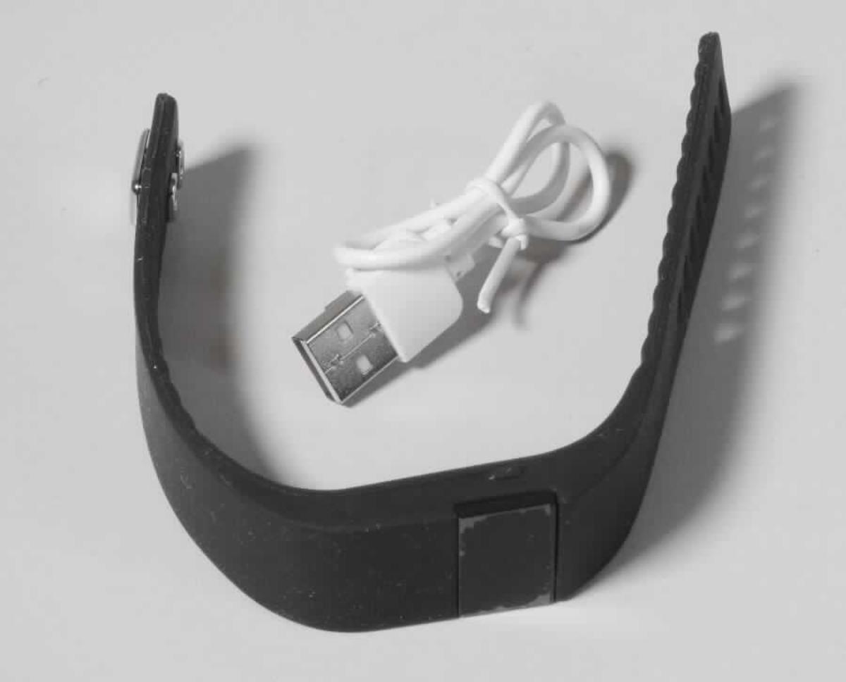 Es handelt sich um eine Warenzusammenstellung aus einem sog. Smarten Fitness Arband, Art. 40590 in Form einer zusammengesetzten Ware (charakterbestimmender Bestandteil der Warenzusammenstellung insbesondere aufgrund ihrer Bedeutung in Bezug auf die Verwendung) und einem USB-Kabel mit Anschlussstücken, die gemeinsam mit einer Gebrauchsanweisung und Kurzanleitung in einem Pappkarton für den Einzelverkauf aufgemacht sind.

Das Fitnessarmband besteht aus einem rechteckigen Kunststoffgehäuse mit OLED-Display, einem eingebauten Li-Ionen-Polymer Akku, einem elektronischen mulitifunktionalen Gerätemodul und einer Uhr mit Anzeige von Datum und Uhrzeit sowie einem flexiblen Kunststoffarmband mit diversen Löchern und einem Metallverschluss zur Befestigung am Handgelenk.

Er verfügt über einen Schrittzähler, Kalorienzähler, Schlafaufzeichnung sowie ein Bluetooth-Modul zur kabellosen Datenübertragung zu einem kompatiblen Smartphone oder Tablet (beide nicht Gegenstand dieser vZTA-Entscheidung), so dass dort mithilfe einer Softwareapplikation die ermittelten und gespeicherten Daten ausgewertet werden können. Daneben verfügt das Gerät über eine Benachrichtigungsfunktion u. a. über Anrufe und Mitteilungen und einen Fernauslöser für die Smartphone-Kamera . 

Keines der Bestandteile bestimmt den Charakter der zusammengesetzten Ware, so dass die Einreihung in die zuletzt genannte Position der gleichermaßen in Betracht kommenden Positionen erfolgt.

Die Warenzusammenstellung ist als "Armbanduhr, mit Gehäuse aus Kunststoff, elektrisch betrieben, nur mit optoelektronischer Anzeige" einzureihen.