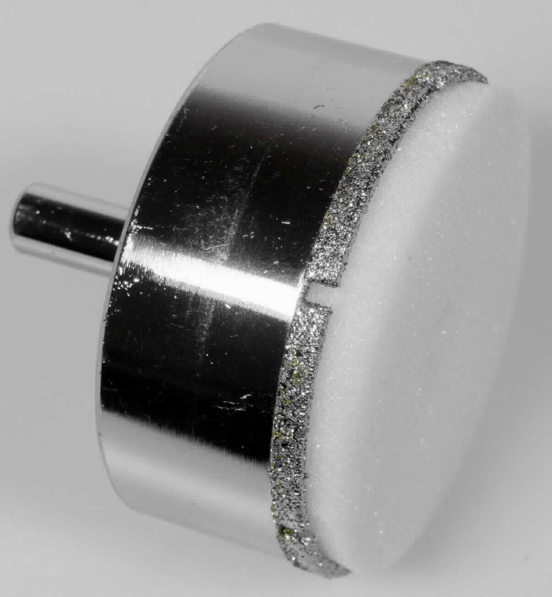 Angaben:
Diamant-Lochsäge "Ceramic"; für Akku-Schrauber; für Fliesen, Feinsteinzeug, Granitplatten, Kacheln; Sägerand mit aufgelöteten Segmenten mit hochwertigen Industriediamanten und Grundkörper aus Vollmaterial gedreht; ohne das Schleifmittel (Diamanten) kein Trennen/Schneiden möglich. 

Warenbeschaffenheit;
Rohrförmiger, silberfarbener Grundkörper mit Zentrierbohrer, die Unterseite ist mit  Diamantkörnern bestückt und in regelmäßigen Abständen mit sechs Lücken versehen; verpackt in einer Blisterverpackung. 

Befund:
Mühlsteine, Schleifsteine und dergleichen, ohne Gestell, zum Mahlen, Zerfasern, Brechen, Schleifen, Polieren, Richten, Schneiden oder Trennen, aus agglomerierten synthetischen oder natürlichen Diamanten.