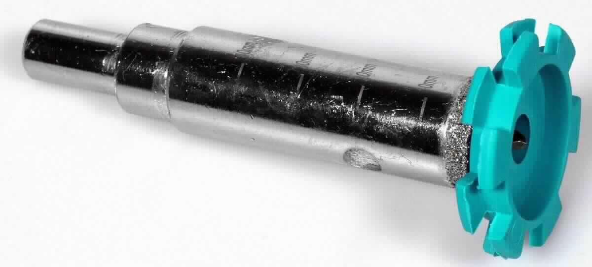 Angaben:
Diamant-Lochsäge "Ceramic"; für Akku-Schrauber; für Fliesen, Feinsteinzeug, Granitplatten, Kacheln; Sägerand mit aufgelöteten Segmenten mit hochwertigen Industriediamanten und Grundkörper aus Vollmaterial gedreht; ohne das Schleifmittel (Diamanten) ist kein Trennen/Schneiden möglich. 

Warenbeschaffenheit;
Rohrförmiger, silberfarbener Grundkörper mit Zentrierbohrer, die Unterseite ist mit  Diamantkörnern bestückt und mit zwei sich gegenüberliegenden Lücken versehen; verpackt in einer Blisterverpackung. 

Befund:
Mühlsteine, Schleifsteine und dergleichen, ohne Gestell, zum Mahlen, Zerfasern, Brechen, Schleifen, Polieren, Richten, Schneiden oder Trennen, aus agglomerierten synthetischen oder natürlichen Diamanten.