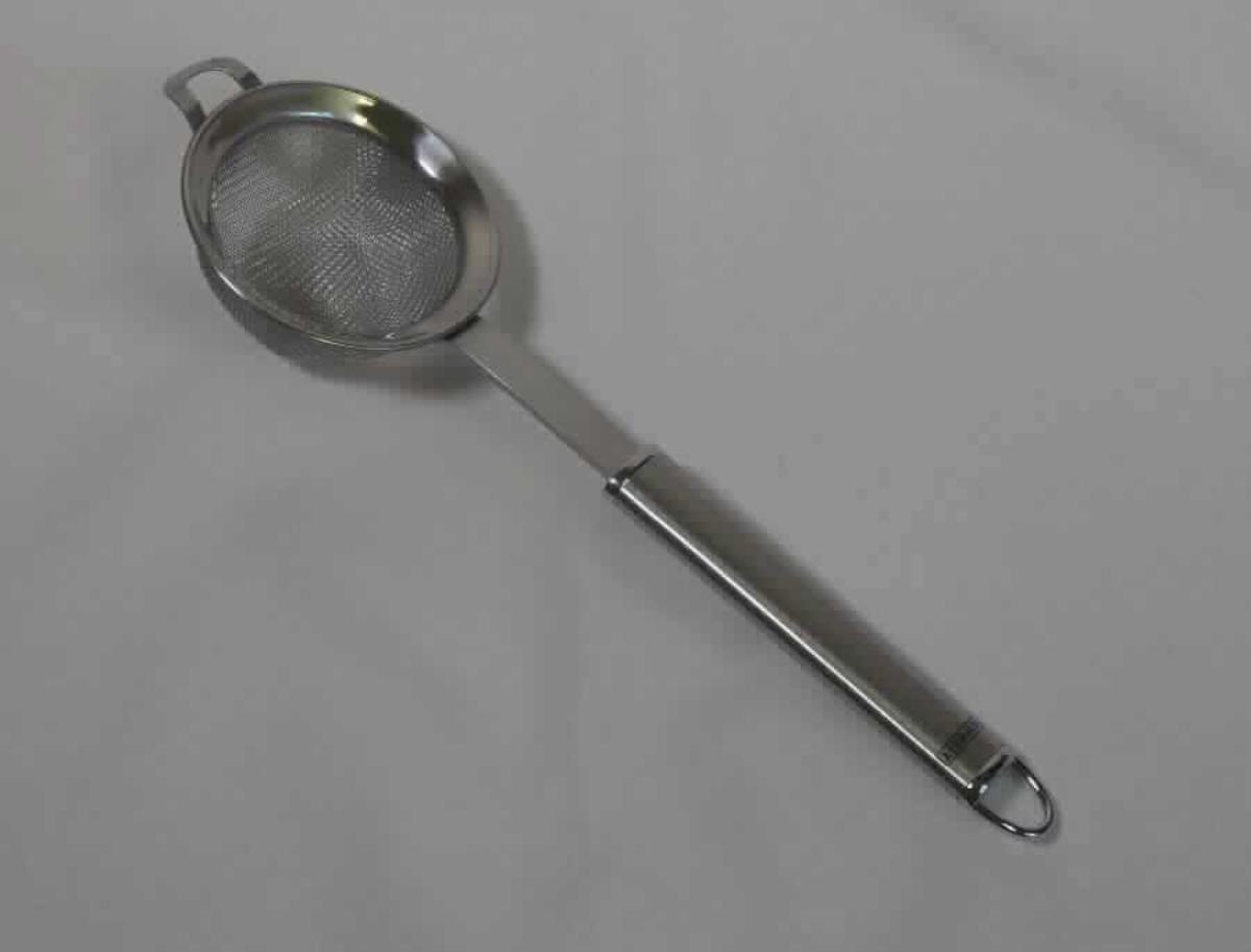 Es handelt sich um ein Handsieb (Artikel 24064) zum Aussieben fester Stoffe, bestehend aus einem im Durchmesser ca. 7,5 cm großen, runden Rahmen mit einem engmaschigen Siebeinsatz. Das Sieb ist auf der einen Seite mit einem Handgriff und auf der gegenüberliegenden Seite mit einem Einhängehenkel versehen.

Die Ware ist als "Handsieb" einzureihen.
