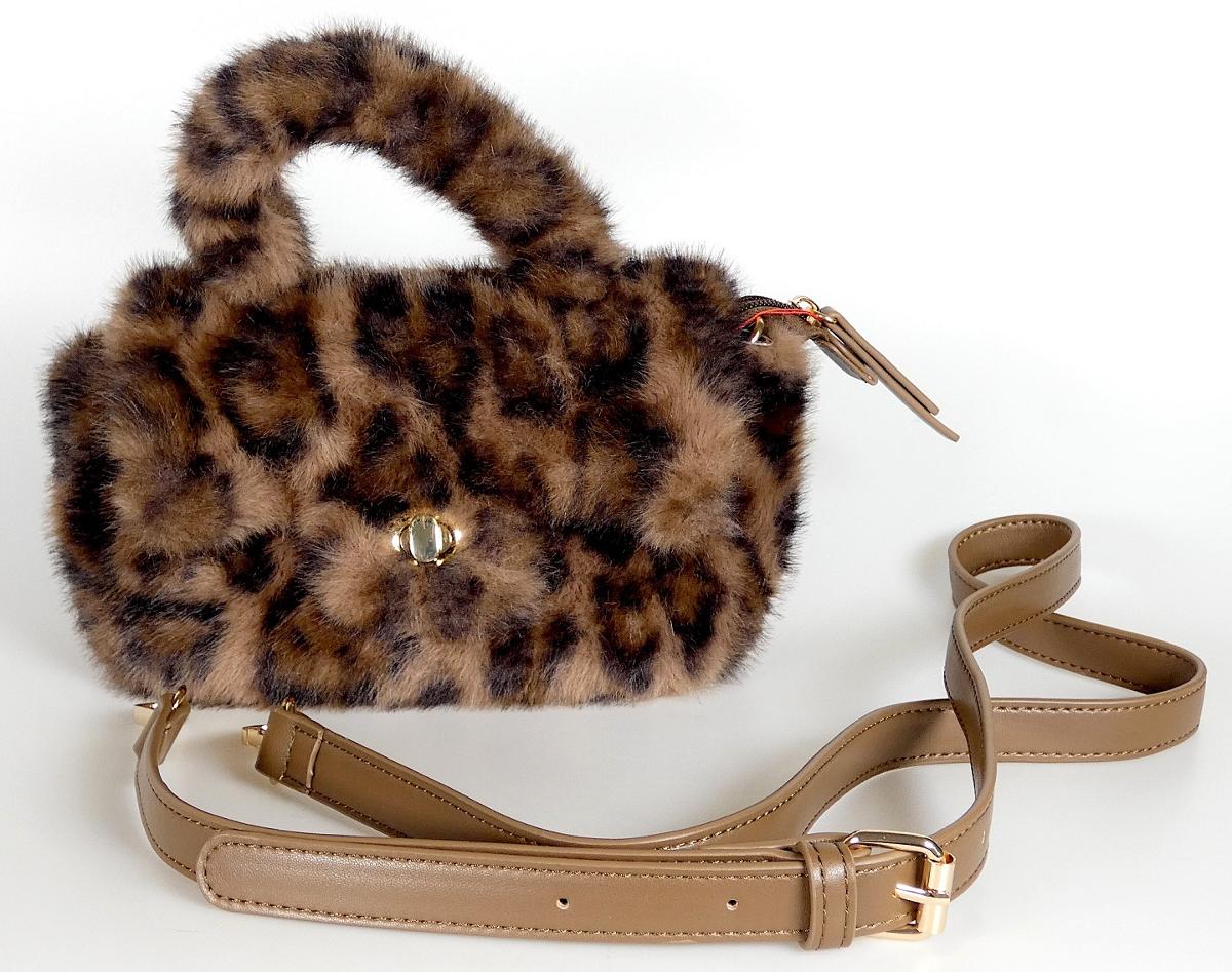 Handtasche, Foto siehe Anlage,
- mit einer Außenseite aus Spinnstoffen (Plüschgewirke; in Felloptik),
- mit einem Handtragegriff,
- mit einem abnehmbaren, längenverstellbaren Schultertragegurt,
- mit einer Überschlagklappe mit einem Drehverschluss,
- unterhalb der Überschlagklappe mit einem entlang des oberen Rands verlaufenden
  Reißverschluss,
- - gefüttert; innen mit einem Reißverschlussfach ausgestattet,
- mit den Abmessungen: ca. 24 cm (Breite) x 14 cm (Höhe) x 10 cm (Tiefe),
- laut Antrag nicht handgearbeitet,
- Handtasche, da aufgrund der Größe und des Gesamteindrucks in erster Linie dazu geeignet,
  kleinere, persönliche Gegenstände aufzunehmen.

"Handtasche, mit Außenseite aus Spinnstoffen, nicht handgearbeitet"