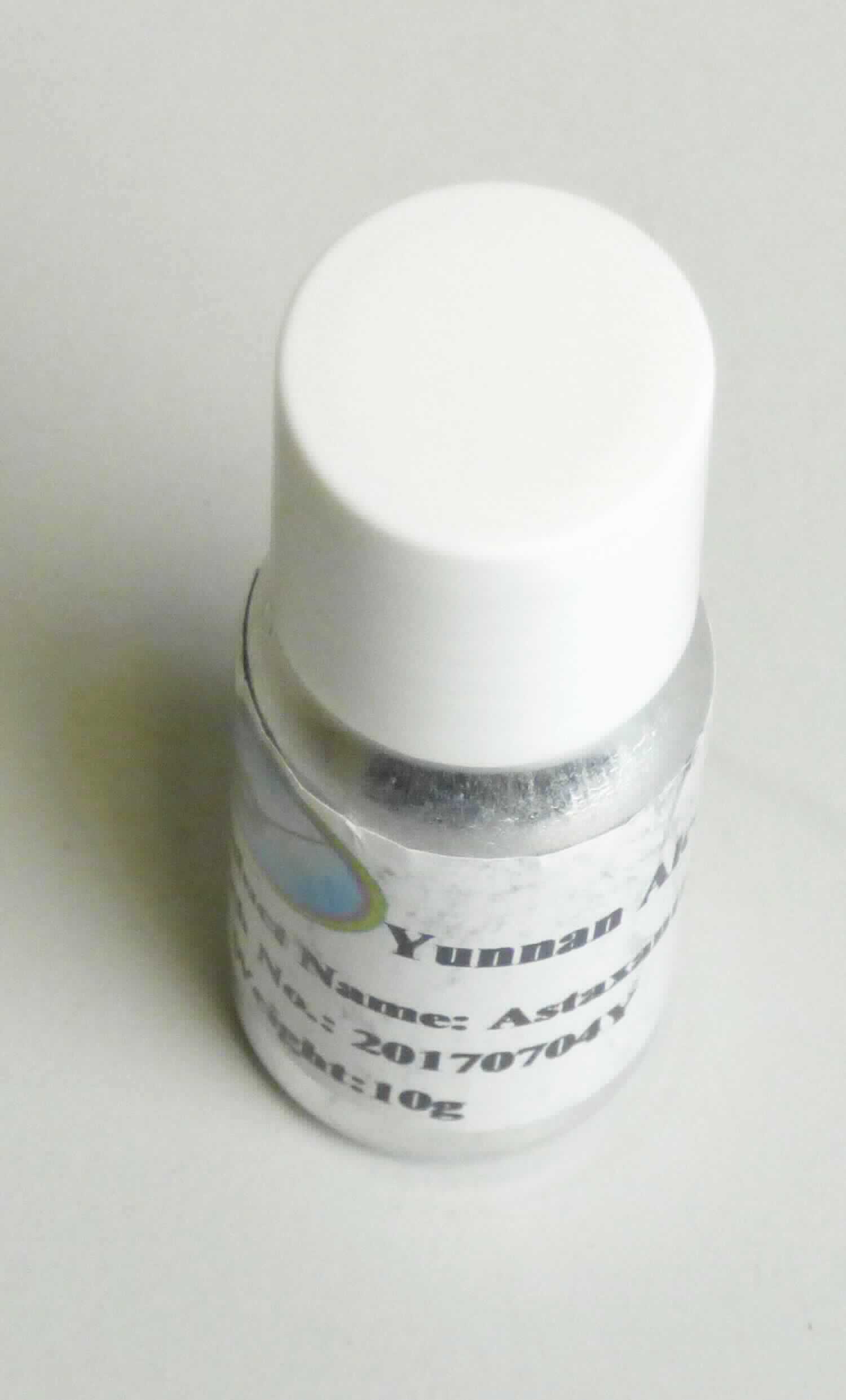 Angaben:
Natürliches Astaxanthin 5% Oleoresin; enthält Astaxanthin (extrahiert aus der Alge Haematococcus pluvialis) und Verarbeitungshilfsstoffe. Der mögliche Einsatz der Ware als Färbemittel (für z.B. Futtermittel) wird als zutreffend angesehen.

Warenbeschaffenheit:
Dunkelrote Flüssigkeit, verpackt in Musterdose.

Befund:
Zubereitung auf der Grundlage eines pflanzlichen Farbmittels (Astaxanthin).