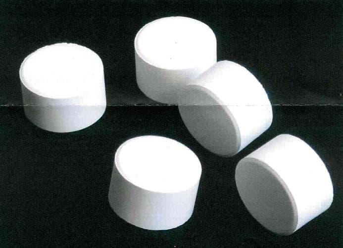 Zirconiumdioxid

Bei der Ware handelt es sich um Zirconiumdioxid in Form von Tabletten (23 mm x 14 mm), die aus einem weißem, feinen Pulver gepresst wurden. Die Reinheit beträgt nach den Angaben mehr als 99﻿,﻿9 GHT.

Die Ware ist nach Ihrer Beschaffenheit als Zirconiumdioxid (CAS RN: 1314-23-4) in die Unterposition 2825 6000 der Kombinierten Nomenklatur einzureihen.