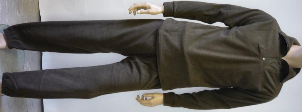 Pulloverähnliches Kleidungsstück und andere Kleidung (Unterteil), sog. UNTERWÄSCHE THERMO-
FLEECE M.RV (UNTERTEIL), Größe L, Foto siehe Anlage,
- laut Antrag als zweiteilige Zusammenstellung,
- kein Trainingsanzug, da das Unterteil aufgrund des offenen Eingriffs nicht erkennen lässt, dass es 
  ausschließlich oder im Wesentlichen dazu bestimmt ist, bei der Ausübung eines Sports als Trainings-
  anzugshose getragen zu werden,
- keine Kombination, da als Kleidungsstück zum Bedecken des Unterkörpers eine Hose, ein Rock oder
  ein Hosenrock vorliegen muss,
- getrennte Einreihung beider Kleidungsstücke, da diese nicht zusammen in eine Position eingereiht
  werden können,
- andere Kleidung (Unterteil):
-- laut Antrag:
--- aus ca. 1,2 mm dicken, einfarbigen, beidseitig gerauten Gewirken (sog. Fleece) aus 100% Polyester
    (synthetische Chemiefasern),
--- in der Taille abschließend; mit einem ca. 3 cm breiten, elastischen Taillenbund,
--- mit einer ca. 15 cm langen Eingriffsöffnung mit Überlappung von links über rechts, ohne Verschluss-
    system, 
--- mit knöchellangen Hosenbeinen,
--- an den Beinabschlüssen elastisch verengt und durch Umschlagen und Festnähen gesäumt,
-- stellt sich aufgrund des Materials (Fleece), des Schnitts (weit geschnitten) sowie der Ausstattung (mit
   dicken, auftragenden Nähten) nicht als Unterhose und aufgrund der Eingriffsöffnung ohne Verschluss
   auch nicht als Hose der Position 6103 dar.

"Kleidung, andere als in den Positionen 6101 bis 6113 genannte, aus Gewirken, aus Chemiefasern"