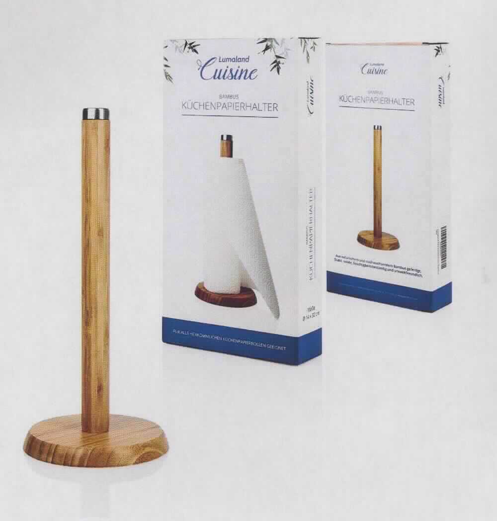 Küchenrollenhalter
- aus einer runden Bodenplatte (Durchmesser ca. 14 cm) und einer mittig angebrachten, 
  senkrecht stehenden Stange, aus Lagenholz aus Bambus (lt. Antrag und Abbildung), das 
  obere Ende der Stange mit einem Kopf aus Edelstahl versehen, Gesamthöhe ca. 32 cm,
- zur Verwendung in der Küche.
(Abbildung siehe Anlage)

Der Charakter des Ganzen wird hinsichtlich des Umfangs und der Bedeutung für die Verwendung 
durch das Holz bestimmt.

"Holzware zur Verwendung bei Tisch oder in der Küche, aus Bambus, weder Brotbretter, Schneidebretter 
 und ähnliche Bretter noch Essstäbchen (zusammengesetzte Ware aus Holz -charakterbestimmend-
 und unedlem Metall)"