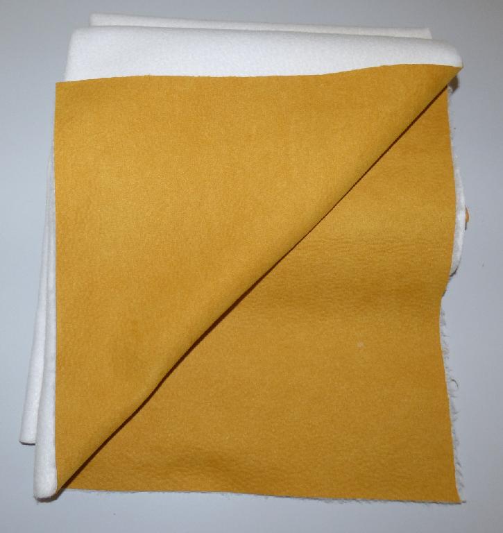 Textillaminat, sog. Möbelbezugsstoff, Art. Toronto, Foto siehe Anlage,
- als Meterware, mit einer Breite von laut Antrag 142 cm,
- laut Untersuchungsergebnis:
-- aus drei mit ihrer ganzen Fläche aufeinander liegenden und so miteinander durch Kleben verbundenen
   Lagen:
--- mit einer Oberlage (Schauseite):
---- aus einem gerauten und buntgewebten Gewebe in Atlasbindung aus ungezwirnten, nicht hochfesten
     Garnen,
----- mit Kettgarnen aus synthetischen Filamenten (laut Antrag Polyester),
----- mit Schussgarnen aus dickeren, synthetischen Filamenten (laut Antrag Polyester) und synthetischen
      Mikro-Spinnfasern (laut Antrag Polyester),
---- mit einem Gesamtanteil an:
----- synthetischen Filamenten von ca. 60 GHT,
----- synthetischen Spinnfasern von ca. 40 GHT,
--- mit einer Zwischenlage:
---- aus einem Kuliergewirke,
---- aus synthetischen Chemiefasern,
--- mit einer Unterlage:
---- aus einem gerauten Kuliergewirke,
---- aus synthetischen Chemiefasern,
- das die Schauseite bildende Gewebe verleiht der Ware insbesondere im Hinblick auf die Bedeutung in
  Bezug auf die Verwendung als Möbelbezugsstoff ihren wesentlichen Charakter.

"Gewebe aus Garnen aus synthetischen Filamenten, anderes als in den Unterpositionen 5407 10 bis
 5407 84 genannte, buntgewebt"
