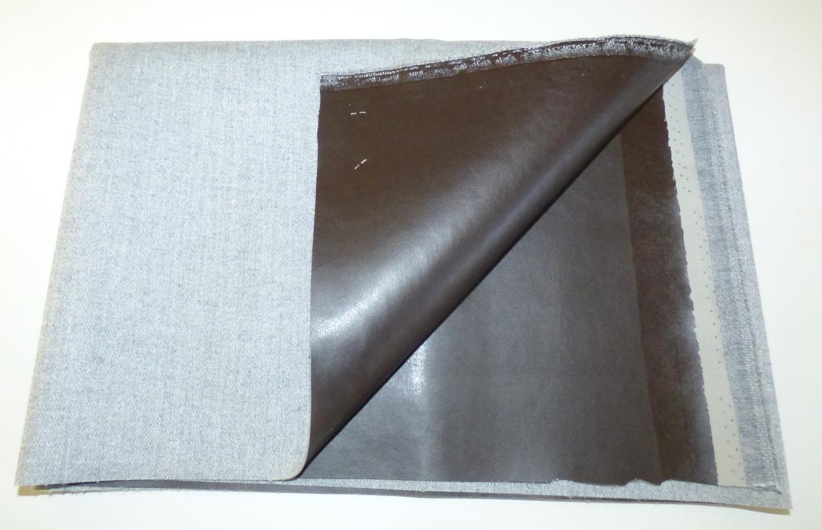 Laminiertes Gewebe, sog. Möbelbezugsstoff, Art. Cashmere, Foto siehe Anlage,
- als Meterware, laut Antrag mit einer Breite von 143 cm,
- aus einem buntgewebten Gewebe aus Spinnstoffen; das auf der Außenseite (Schauseite) mit
  bloßem Auge wahrnehmbar mit einer geprägten Folie aus Zellkunststoff (laut Antrag Polyurethan) 
  laminiert ist; das Gewebe ist dicht, geraut und dicker (ca. 3/5 der Gesamtdicke) als die Folie aus
  Kunststoff und dient damit nicht nur der Verstärkung,
- von Hand bei einer Temperatur zwischen 15 und 30 °C auf einen Dorn von 7 mm Durchmesser
  aufrollbar, ohne rissig zu werden.

"Gewebe, mit Kunststoff (Polyurethan) laminiert, anderes als solche der Position 5902, anderes als in
 der Unterposition 5903 2090 20 genannte"