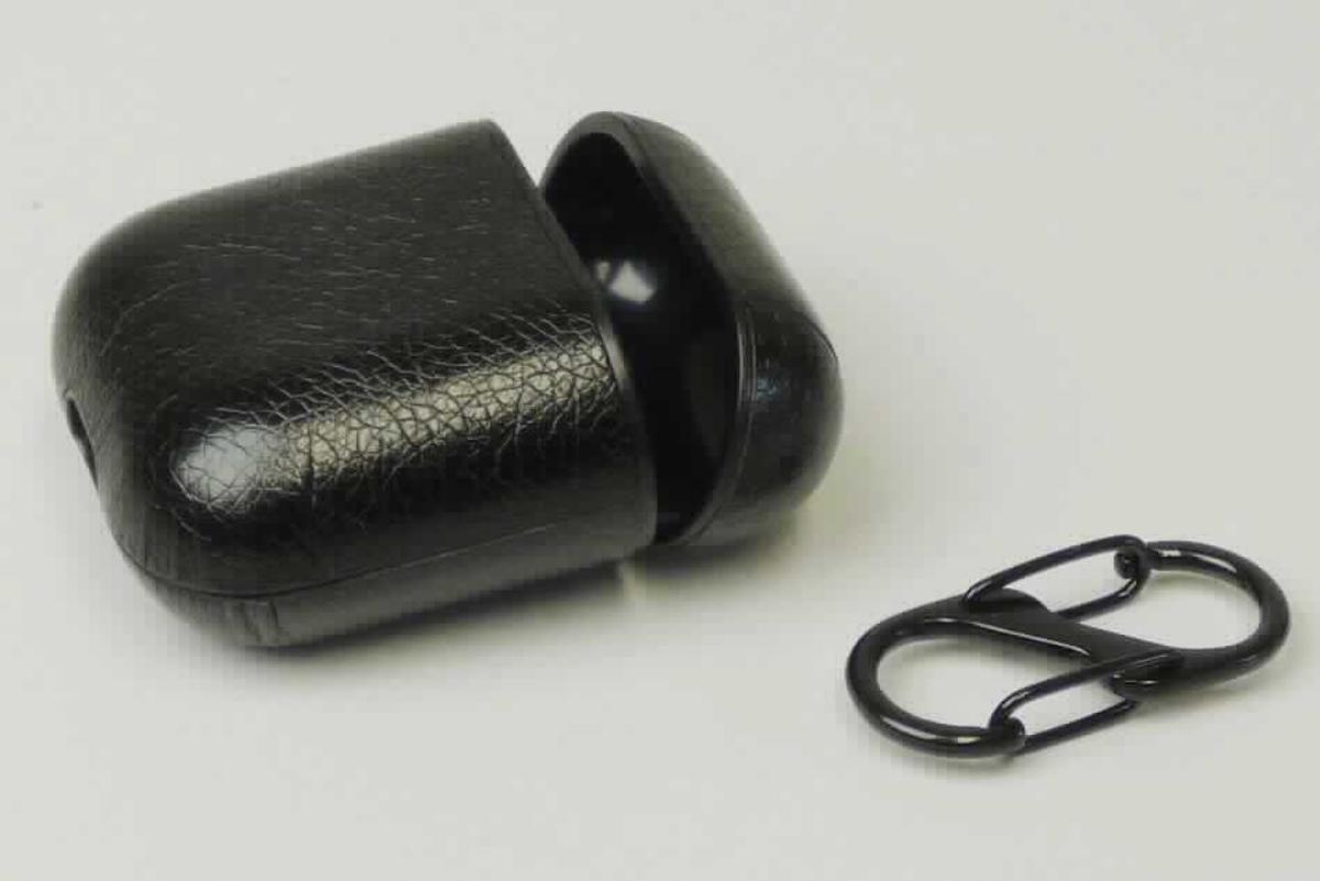 Ähnliches Behältnis (Etui für Kopfhörer), sog. AirPods Case, Artikel 17714, Fotos siehe Anlage,
- in Form eines passgenauen Behältnisses für, in einem Ladegehäuse aufgemachte, kabellose Kopfhörer
  (AirPods), 
- mit einer Außenseite aus Kunststofffolien auf einer Unterlage aus Spinnstoffen; auf einem formstabilen Korpus 
  aus Kunststoff,
- aufklappbar; ohne Verschluss,
- mit einer Aussparung für ein USB-Ladekabel,
- mit einem kleinen Karabinerhaken ausgestattet,
- wird nach Art und Gestaltung normalerweise in der Tasche oder der Handtasche mitgeführt,
- verpackt in einer Pappschachtel mit Sichtfenster.

"Ähnliches Behältnis (Etui für Kopfhörer), Taschen- oder Handtaschenartikel, mit Außenseite aus Kunststofffolien"