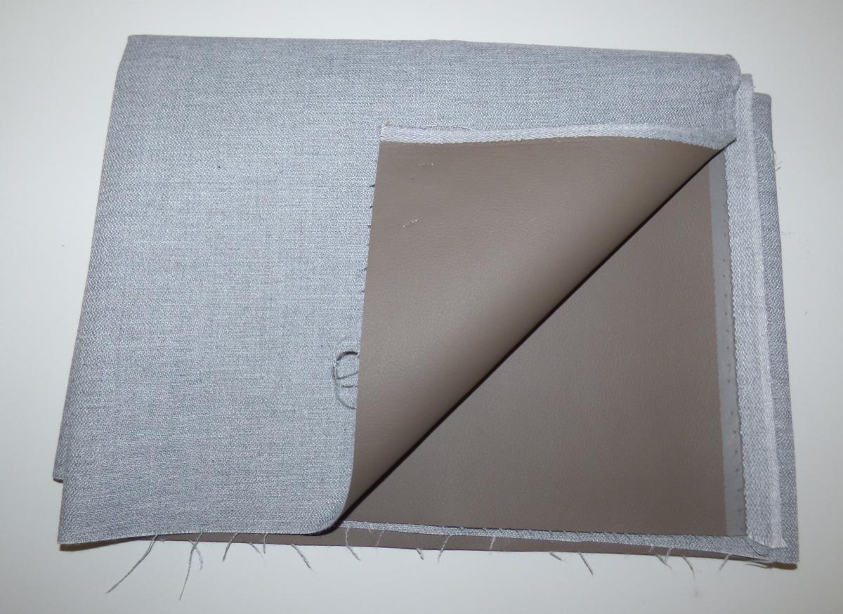 Laminiertes Gewebe, sog. Möbelbezugsstoff, Art. Colombo, Foto siehe Anlage,
- als Meterware, laut Antrag mit einer Breite von 142 cm,
- aus einem buntgewebten Gewebe aus Spinnstoffen; das auf der Außenseite (Schauseite) mit bloßem
  Auge wahrnehmbar mit einer geprägten Folie aus Zellkunststoff (laut Antrag Polyurethan) laminert
  ist; das Gewebe ist dicht, geraut und dicker (ca. 3/5 der Gesamtdicke) als die Folie aus Kunststoff und
  dient damit nicht nur der Verstärkung,
- von Hand bei einer Temperatur zwischen 15 und 30 °C auf einen Dorn von 7 mm Durchmesser
  aufrollbar, ohne rissig zu werden.

"Gewebe, mit Kunststoff (Polyurethan) laminiert, anderes als solche der Position 5902, anderes als in der
 Unterposition 5903 2090 20 genannte"