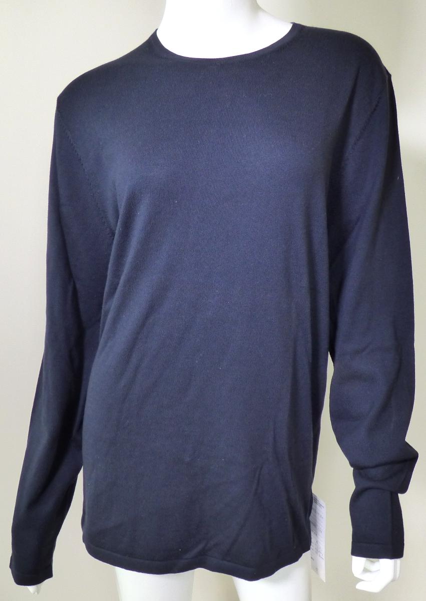 T-Shirt, Art.: 144506123, Größe M, Foto siehe Anlage,
- aus ca. 0,7 mm dicken (leichten), einfarbigen Gewirken aus laut Antrag 100 % Baumwolle,
- über den Schritt reichend (Rückenlänge: ca. 71 cm),
- mit einem runden, leicht halsfernen Ausschnitt,
- ohne Öffnung und ohne Verschluss,
- mit langen, enganliegenden Ärmeln,
- am unteren Rand durch Umschlagen und Festnähen gesäumt,
- erfüllt die Merkmale zur Einreihung als T-Shirt, somit keine Ware der Position 6110.

"T-Shirt, aus Gewirken, aus Baumwolle"