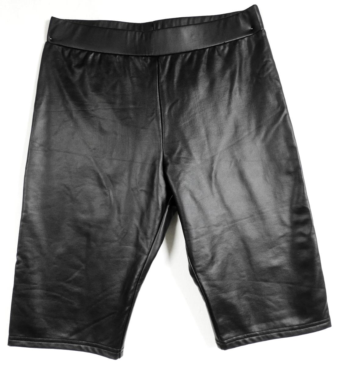 Kurze Hose, Art.: 770607047, Größe S, Foto siehe Anlage,
- aus ca. 0,6 mm dicken, gerauten, einseitig (Außenseite) mit Kunststoff (keine Zellstruktur erkennbar)
  überzogenen Gewirken der Position 5903 aus laut Antrag 95 % Polyester und 5 % Elasthan (beides
  synthetische Chemiefasern),
- in der Taille abschließend, mit einem elastischen Taillenbund,
- ohne Öffnung und ohne Verschluss,
- mit kurzen Hosenbeinen, die nicht die Knie bedecken (Seitenlänge: ca. 43 cm),
- an den Beinabschlüssen durch Umschlagen und Festnähen gesäumt,
- aufgrund der verwendeten Flächenerzeugnisse keine Ware der Position 6104.

"Kleidung aus Gewirken der Position 5903"