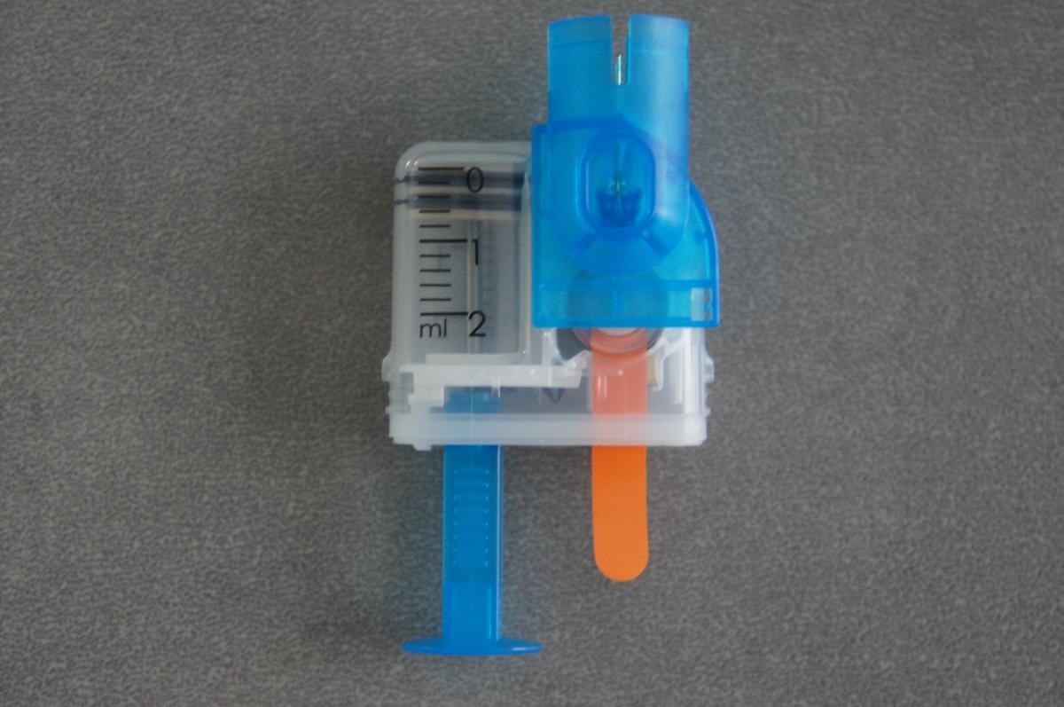 Baugruppe für eine am Körper zu tragende Insulinpumpe, im Wesentlichen bestehend aus einem Kunststoffgehäuse mit einem integrierten Insulinreservoir mit einer Füllstandmarkierung, Kolben und blaufarbigen Handgriff, einem blauen Kunststoffadapter mit Kanüle für Insulinfläschchen, einer Batterie (Knopfzelle), einer orangefarbigen Kontaktsperre aus Kunststoff sowie elektrischen Kontakten (siehe Abbildung in der Anlage). Die Baugruppe wird in einer Blisterverpackung geliefert.
Nachdem die Baugruppe mit Hilfe des Adapters auf ein Insulinfläschchen gepresst wurde, kann das Reservoir mittels des Handgriffes mit Insulin gefüllt werden. Danach werden der Adapter, der Handgriff und die Kontaktsperre entfernt, um die Baugruppe mit einer Pumpenbasis (nicht Gegenstand dieser vZTA-Entscheidung) zu verbinden. Die Baugruppe bildet zusammen mit der Pumpenbasis die vollständige Insulinpumpe.
Die Ware wird als "Teil, erkennbar hauptsächlich bestimmt für eine Vorrichtung zum Tragen am Körper (Insulinpumpe) zum Beheben von Funktionsschäden oder Gebrechen, für Menschen" eingereiht.