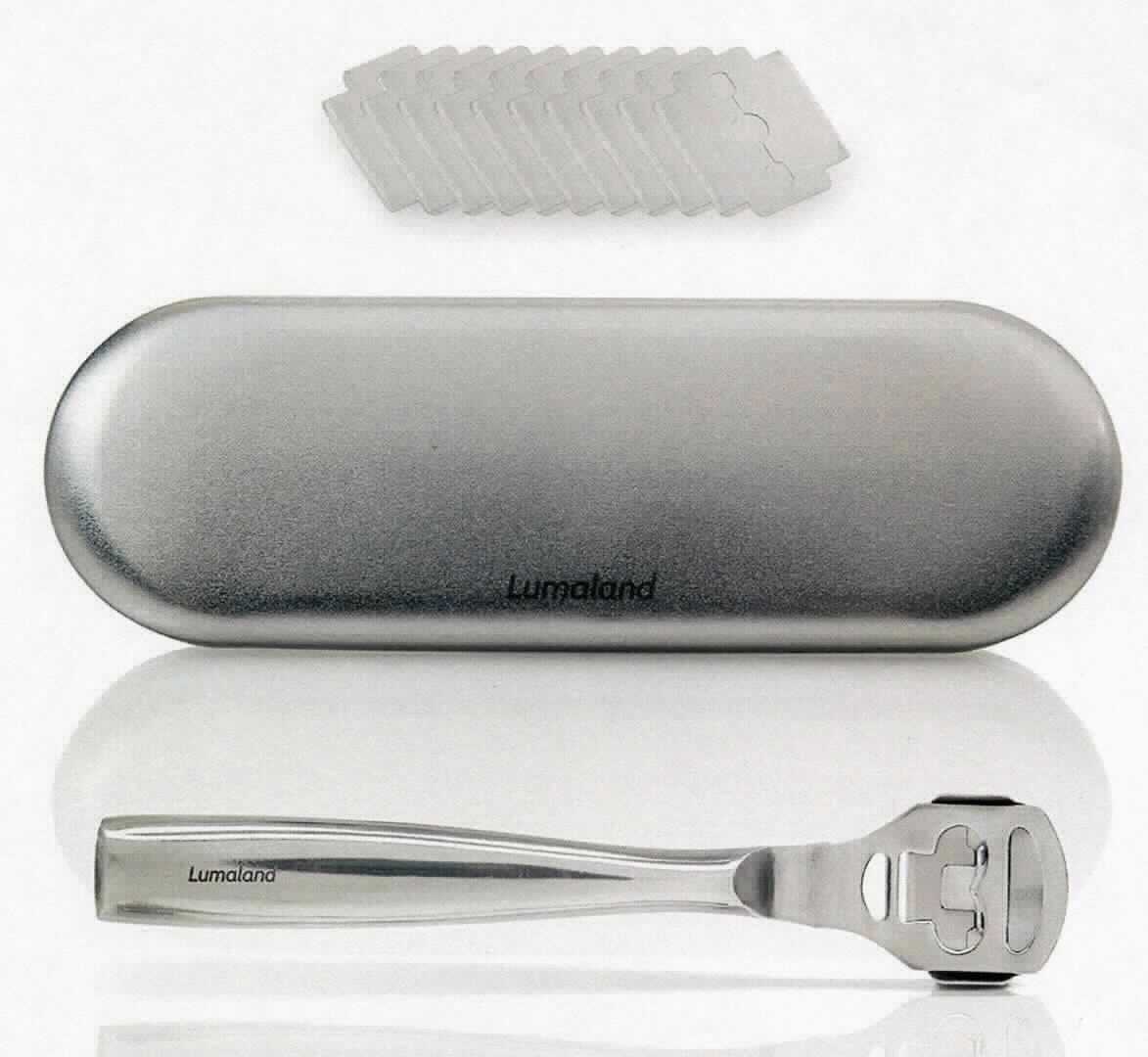 "Hornhauthobel mit Ersatzklingen";

- mit freiem Arm zu handhabendes Erzeugnis, aus einem annähernd T-förmigen
  Handgriff und einer eingesetzten, auswechselbaren Klinge aus unedlem Metall 
  (arbeitender Teil)

- 10 spezifisch geformte Ersatzklingen aus unedlem Metall (Teilecharakter)

- zur Hornhautentfernung 

- in einem zum dauernden Gebrauch geeigneten Etui aufgemacht

Abbildung siehe Anlage.

Derartige Erzeugnisse gehören als "Instrumente für die Pediküre, mit arbeitendem
Teil aus unedlem Metall und Teile davon aus unedlem Metall" zur Codenummer 
8214 2000 00 0 des Zolltarifs (ZT).