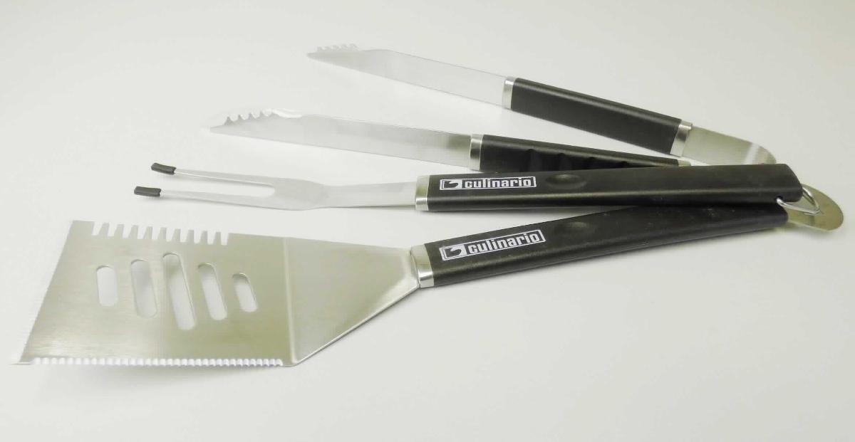 "Grillbesteck";
Zusammenstellung, bestehend aus

- einer Grill-Fleischgabel mit zwei Zinken aus nicht rostendem Stahl und am Ende mit
  einer Aufhängevorrichtung aus Stahldraht 

- einer Grillzange aus nicht rostendem Stahl mit gewellten, nach vorne spitz 
  zulaufenden Greifflächen

- einer Ware mit verschiedenen Funktionen, 
- - in Form eines Grill-Pfannenwenders mit nahezu rechteckigem, an der Spitze abgeflachten
    arbeitendem Teil aus nicht rostendem Stahl mit diversen annähernd ovalen 
    Öffnungen, auf einer Seite zu einer gezahnten, schneidenden Klinge, auf der 
    anderen Seite zu einer gezackten Reinigungskante ausgearbeitet; das Griffende
    ist zu einem Flaschenöffner aus unedlem Metall ausgearbeitet

- - aufgrund der verschiedenen Funktionen ist das Erzeugnis unter Anwendung der 
    AV 3 c) in die zuletzt der gleichermaßen in Betracht kommenden Positionen 
    einzureihen, hier: Pos. 8215

- jeweils mit Griff aus Kunststoff

- durch eine bedruckte Pappbanderole umschlossen und in einer Kunststofffolie
  aufgemacht

Abbildung siehe Anlage.

Derartige Erzeugnisse gehören als "Zusammenstellungen von Gabeln, den Zuckerzangen und 
Tortenhebern ähnlichen Waren, andere als in den TARIC-Codes 8215 1020 00 bis 8215 1080 00
genannte, mit arbeitendem Teil aus nicht rostendem Stahl" zum TARIC-Code 8215 2010 00.