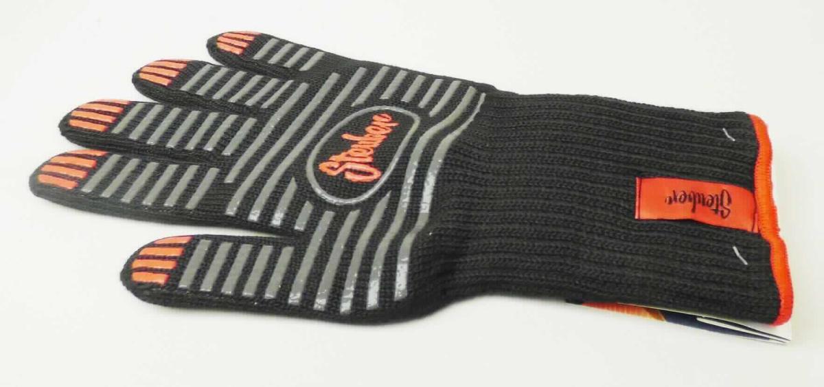 Handschuh, sog. Grill- und Backofenhandschuh, in Erwachsenengröße, Foto siehe Anlage,
- an einem bedruckten Pappaufhänger befestigt,
- als Fünffingerhandschuh gearbeitet,
- aus einfarbigen Gewirken aus laut Antrag 100 % Nomex (=Aramid, synthetische Chemiefasern),
- abgepasst gewirkt,
- durchgehend gefüttert,
- auf der Handinnen- und -außenseite mit Kunststoff (laut Antrag: Silikon) bedruckt,
- mit einer gerippt gewirkten, elastischen Stulpe,
- an der Eingriffsöffnung mit einer Überwendlichnaht gesäumt und einem Textiletikett versehen.

"Fingerhandschuh aus Gewirken, andere als in der Unterposition 6116 10 genannte, aus synthetischen 
 Chemiefasern"
